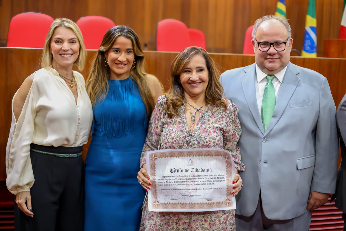 ENTREGA DE TITULO DE CIDADANIA A MARIA ADRIANA MOTA LOBÃO (1)-5.JPG