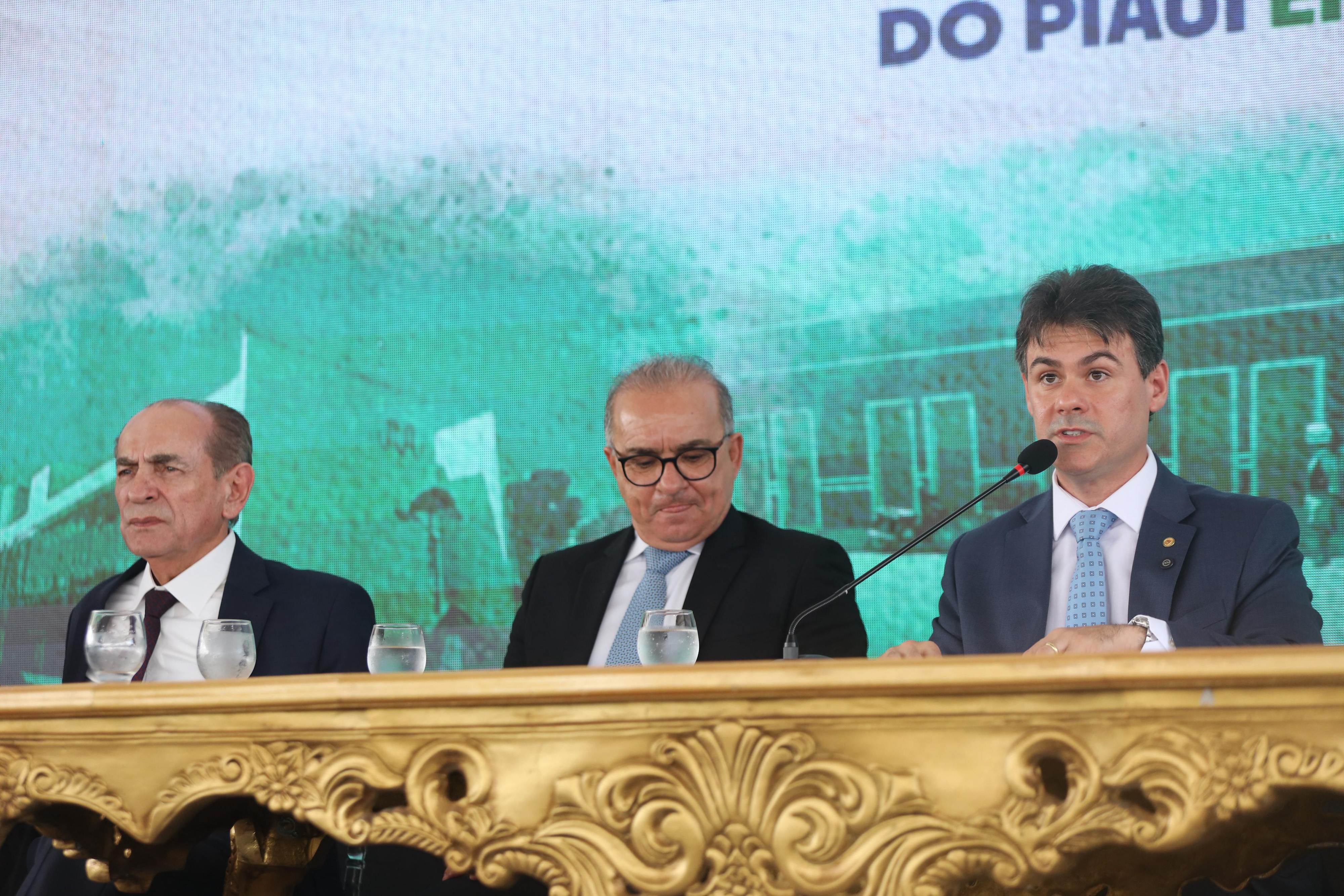 SESSÃO SOLENE DE IMPLATACAO DA ALEPI NA CIDADE DE ESPERANTINA EM COMEMORAÇÃO AOS 190 ANOS DA ASSEMBLEIA LEGISLATIVA DO PIAUÍ (26).jpg