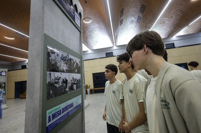 VISITA DOS ALUNOS DA ESCOLA CIDADÃO CIDADÃ À EXPOSIÇÃO FOTOGRÁFICA PELOS 190 ANOS DA ALEPI  (7).jpg