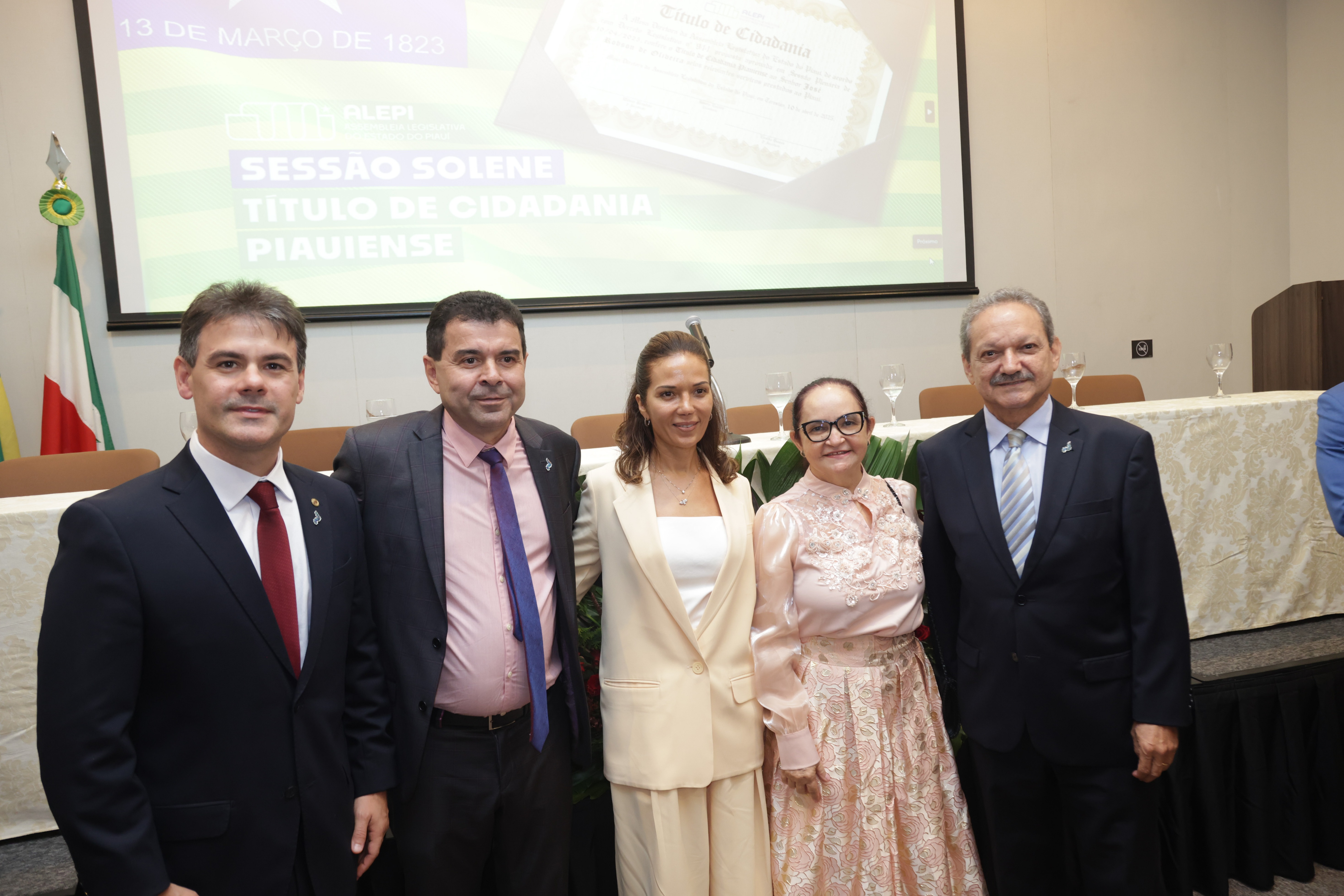SESSÃO SOLENE TÍTULO DE CIDADANIA DE JOSÉ ROBSON DE OLIVEIRA  (1).jpg