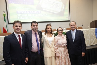 SESSÃO SOLENE TÍTULO DE CIDADANIA DE JOSÉ ROBSON DE OLIVEIRA  (1).jpg