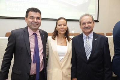 SESSÃO SOLENE TÍTULO DE CIDADANIA DE JOSÉ ROBSON DE OLIVEIRA  (2).jpg