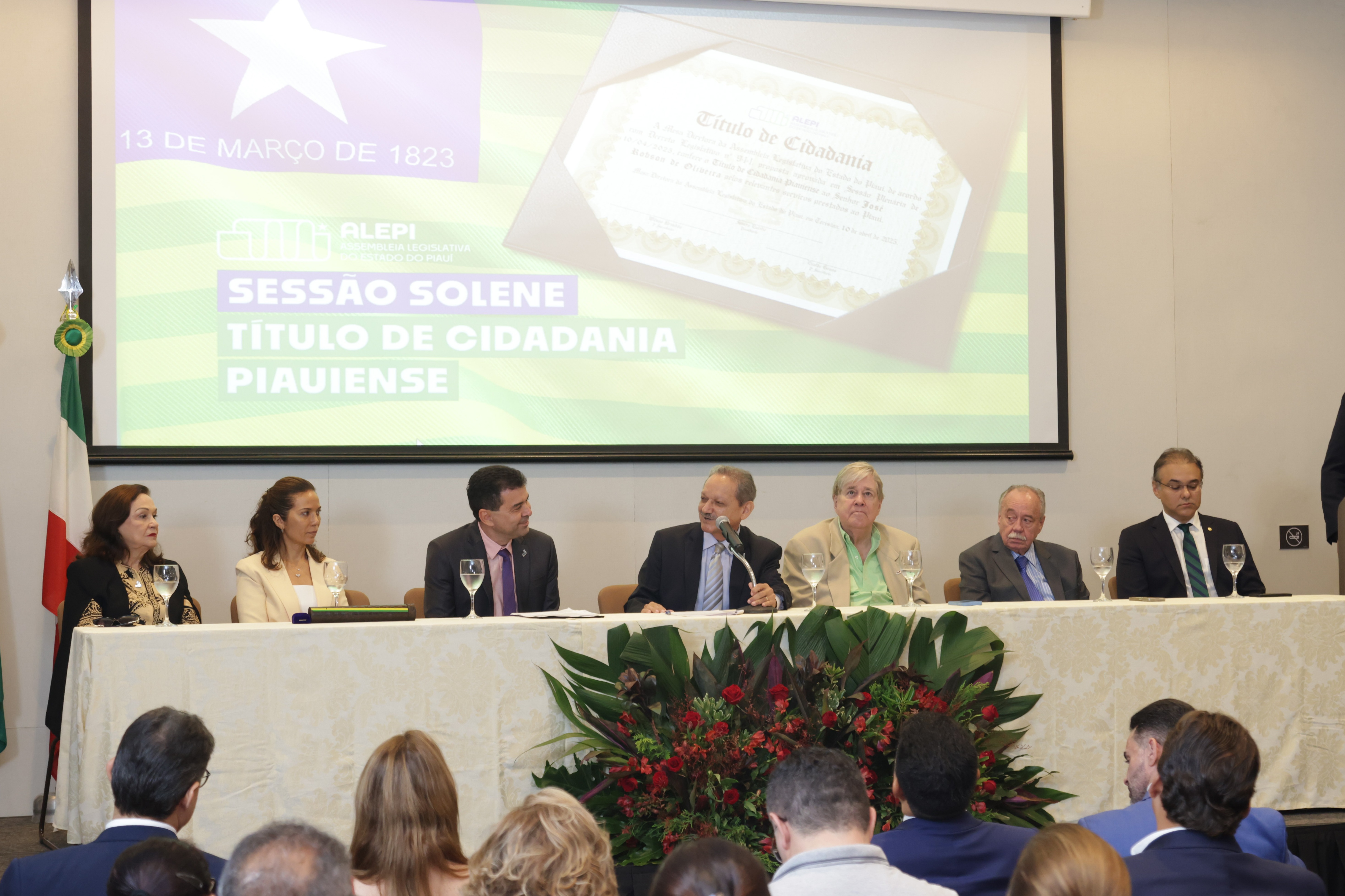 SESSÃO SOLENE TÍTULO DE CIDADANIA DE JOSÉ ROBSON DE OLIVEIRA  (6).jpg