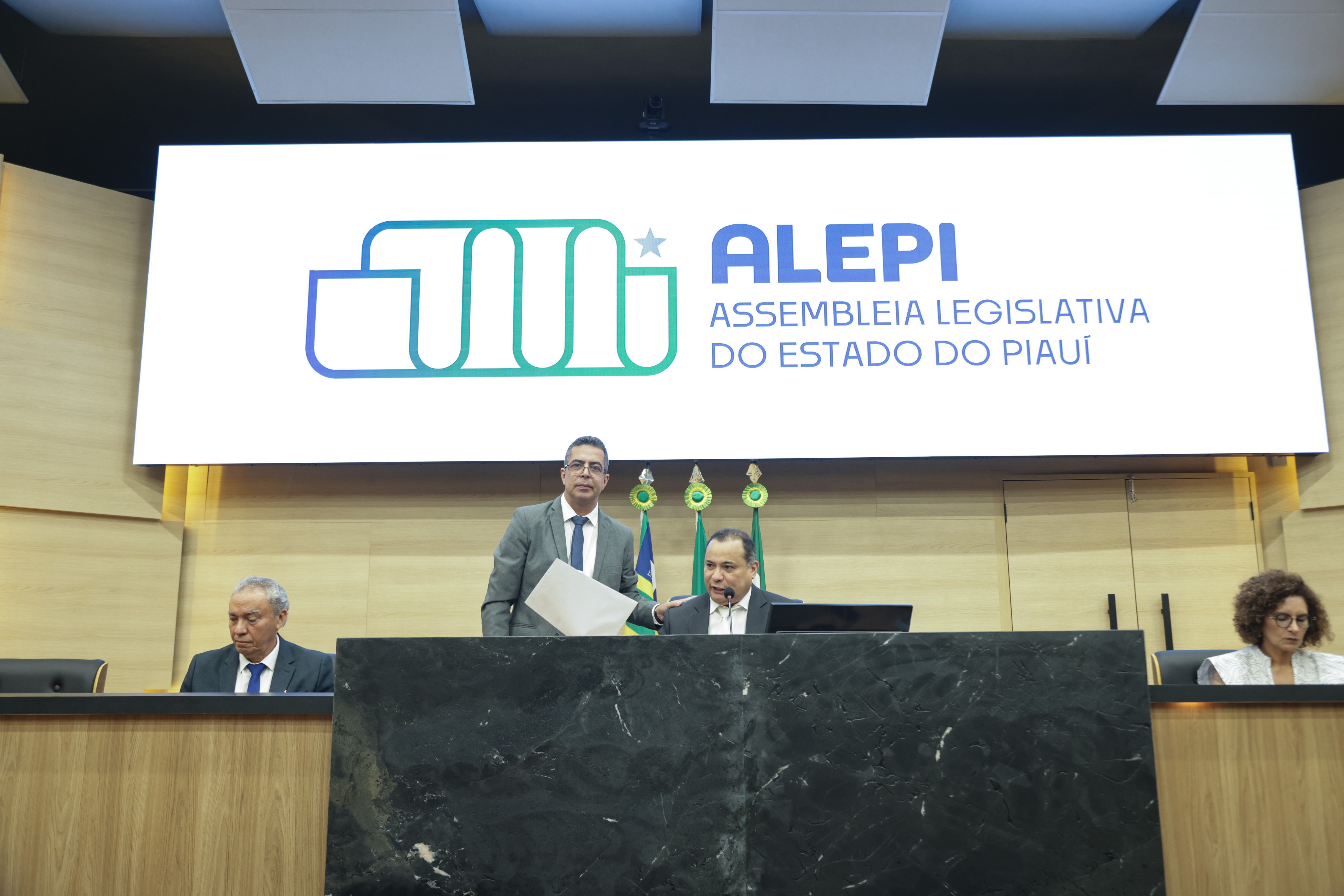 SESSÃO SOLENE EM HOMENAGEM AO DIA NACIONAL DO OFICIAL DE JUSTIÇA  (2).jpg