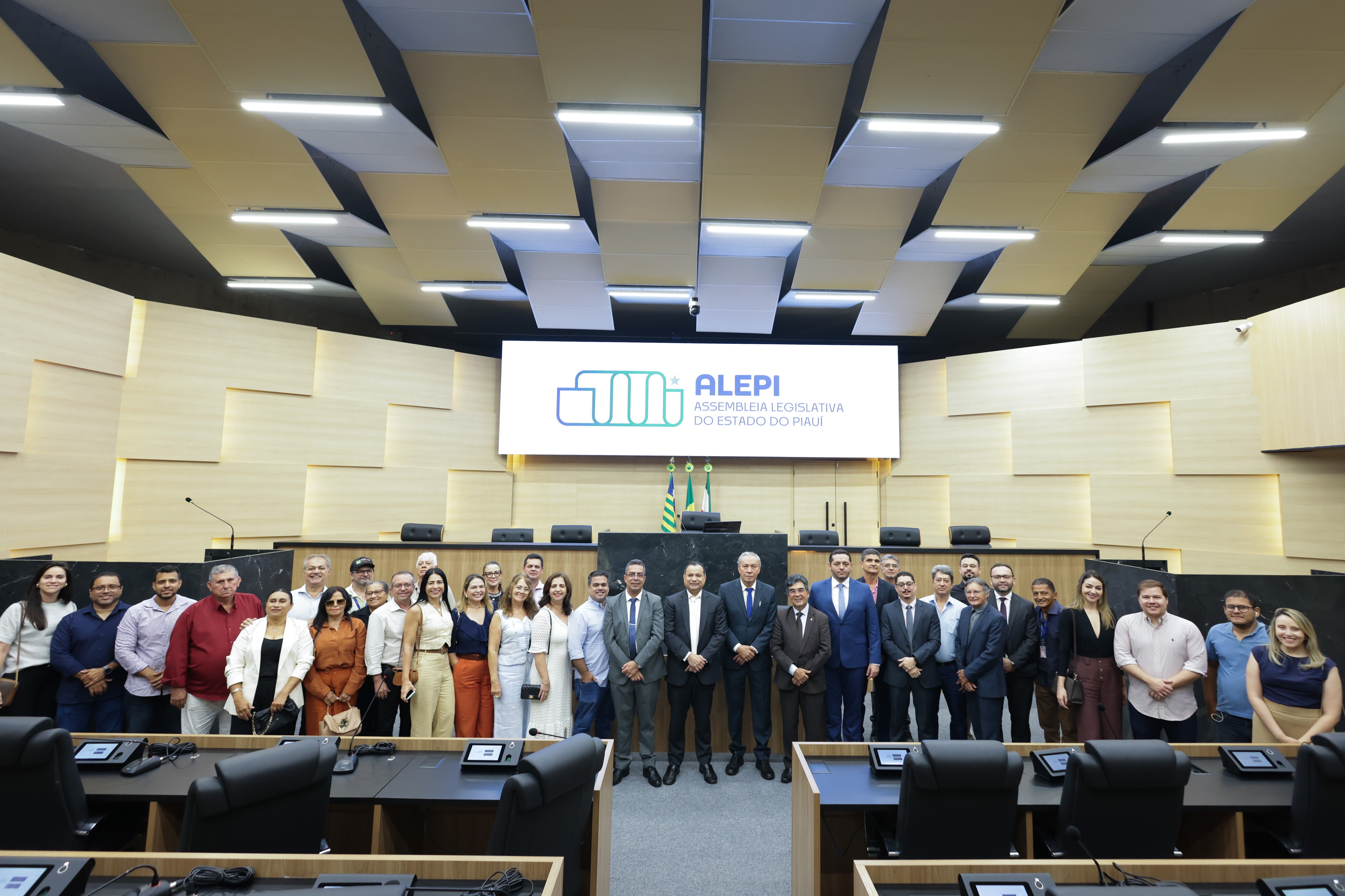 SESSÃO SOLENE EM HOMENAGEM AO DIA NACIONAL DO OFICIAL DE JUSTIÇA .jpg