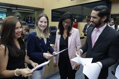 COMISSÃO DA OAB-PI FAZ ENTREGA SIMBOLICA DE PL SOBRE ADULTIZAÇÃO (1).jpg