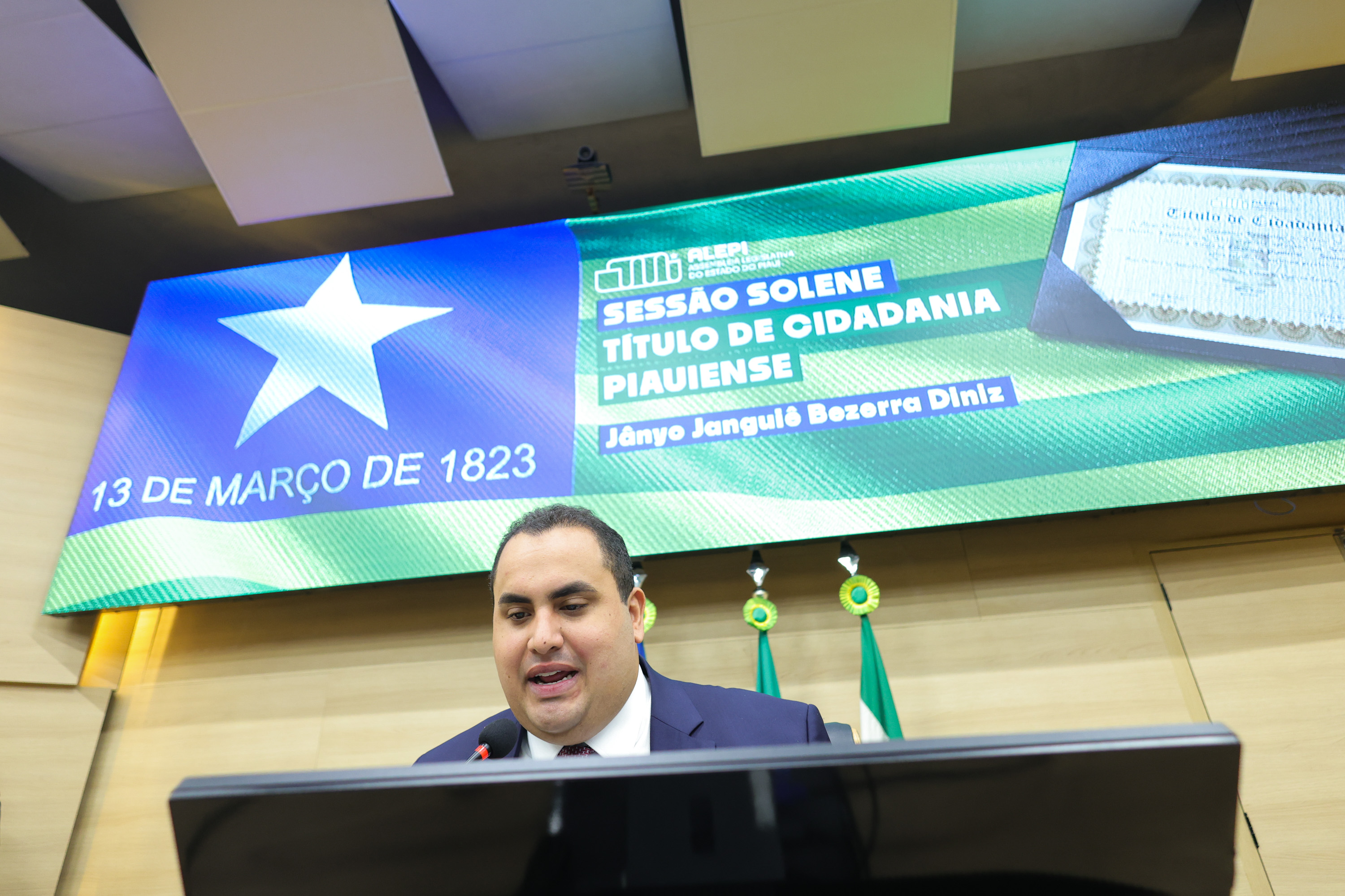 SESSÃO SOLENE TÍTULO DE CIDADANIA AO SR JÂNIO JANQUIÊ BEZERRA DINIZ - FOTOS REGIS FALCÃO ASCOM ALEPI (2).jpg