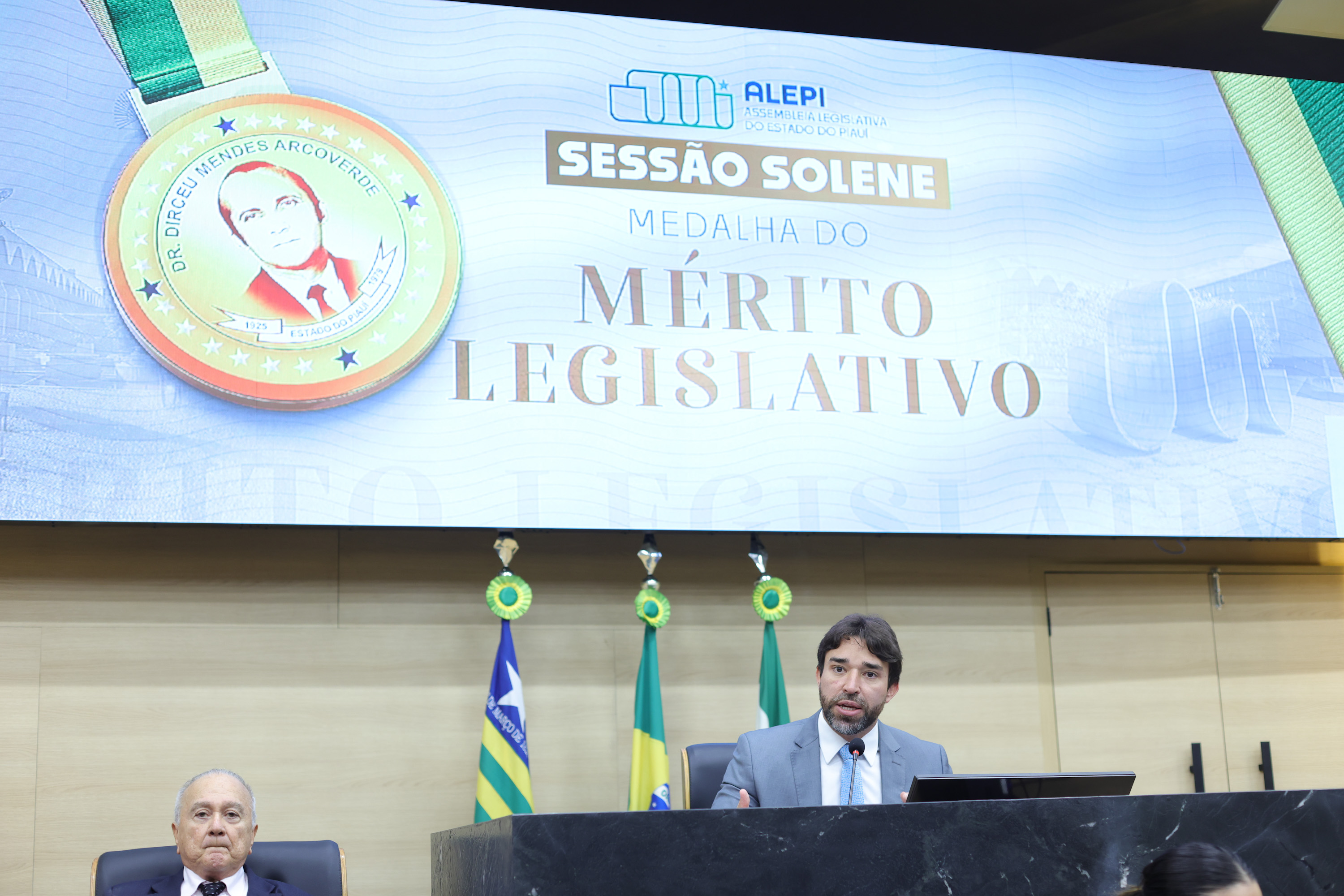 SESSÃO SOLENE ENTREGA DA MEDALHA DO MERITO LEGISLATIVO AO DR. DAGOBERTO BARROS DA SILVEIRA - FOTOS REGIS FALCÃO ASCOM ALEPI  (5).jpg