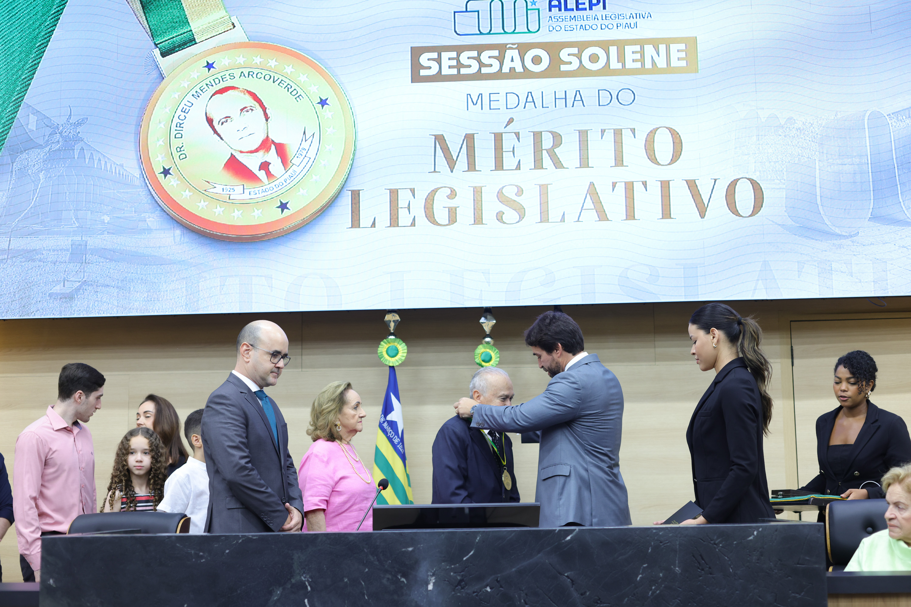 SESSÃO SOLENE ENTREGA DA MEDALHA DO MERITO LEGISLATIVO AO DR. DAGOBERTO BARROS DA SILVEIRA - FOTOS REGIS FALCÃO ASCOM ALEPI  (9).jpg