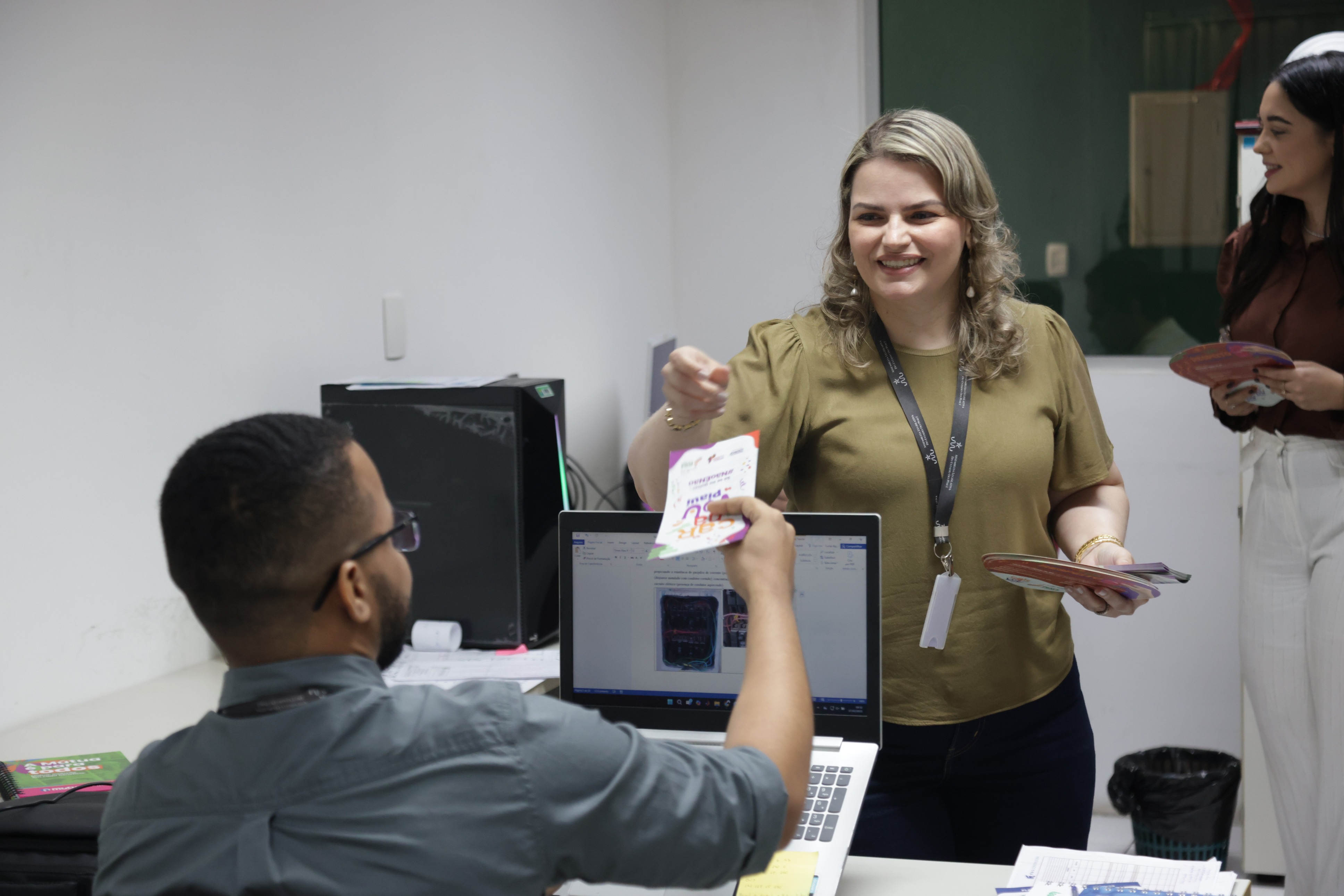 IMAGENS DO DIA 27022025  AÇÃO COM OS SERVIDORES DE CONSCIENTIZAÇÃO DO CARNAVAL (8).jpg