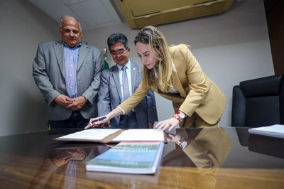 POSSE DEPUTADAS VANESSA TAPETY (6).jpg