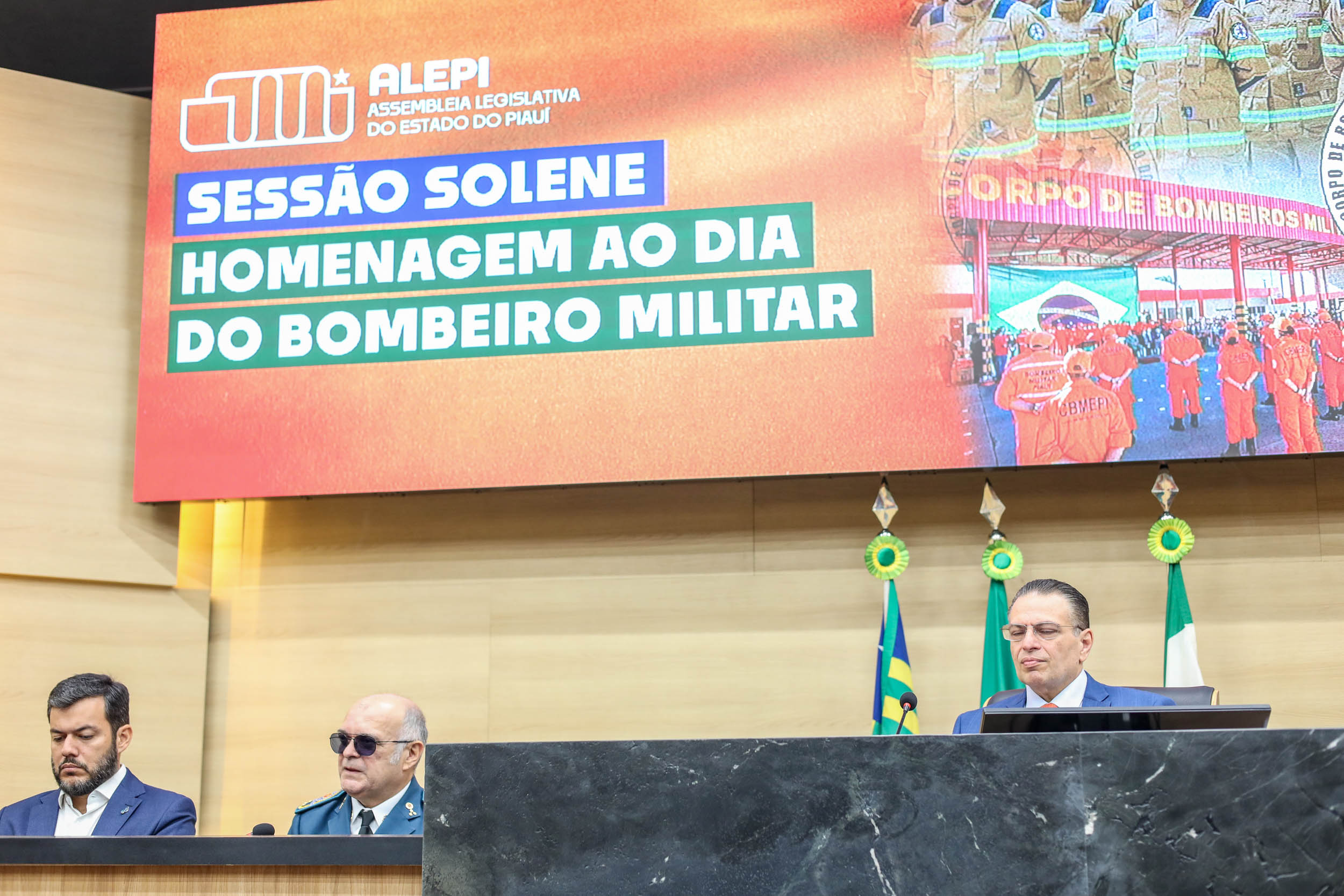 SESSÃO SOLENE EM HOMENAGEM AO DIA DO BOMBEIRO MILITAR (20).jpg