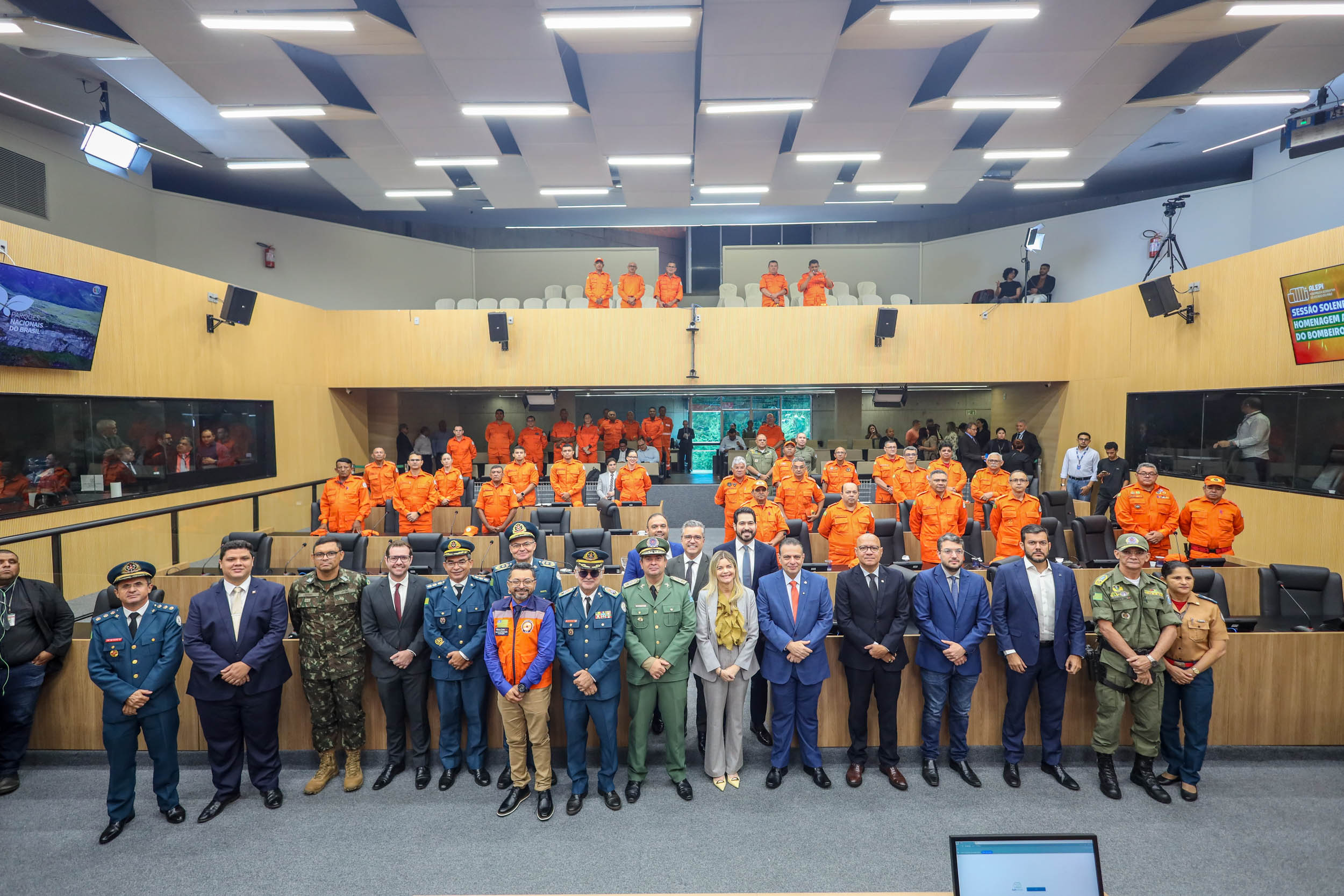 SESSÃO SOLENE EM HOMENAGEM AO DIA DO BOMBEIRO MILITAR (47).jpg