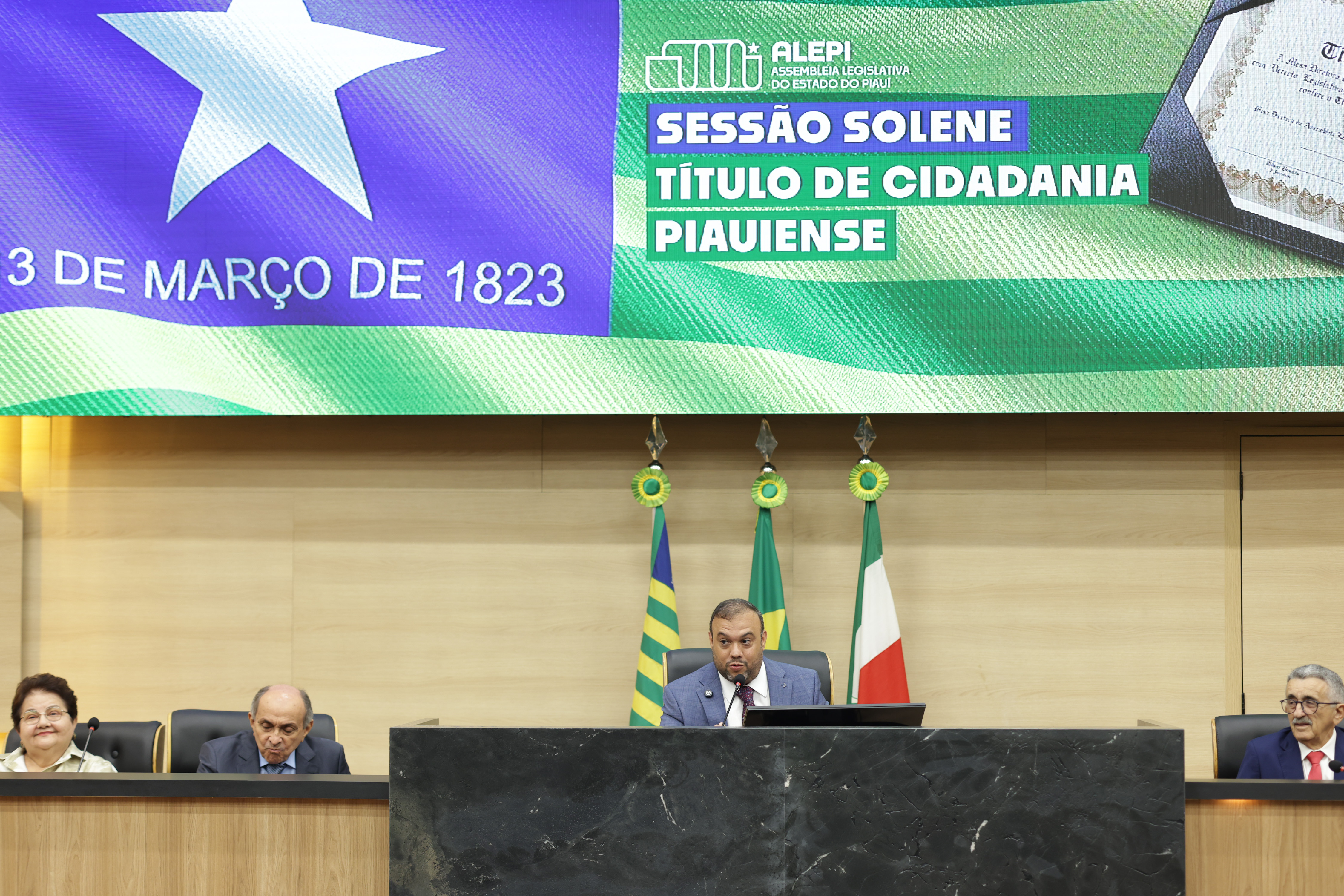 SESSÃO SOLENE TÍTULO DE CIDADANIA AO MÉDICO FRANCISCO PEDROSA (18).jpg