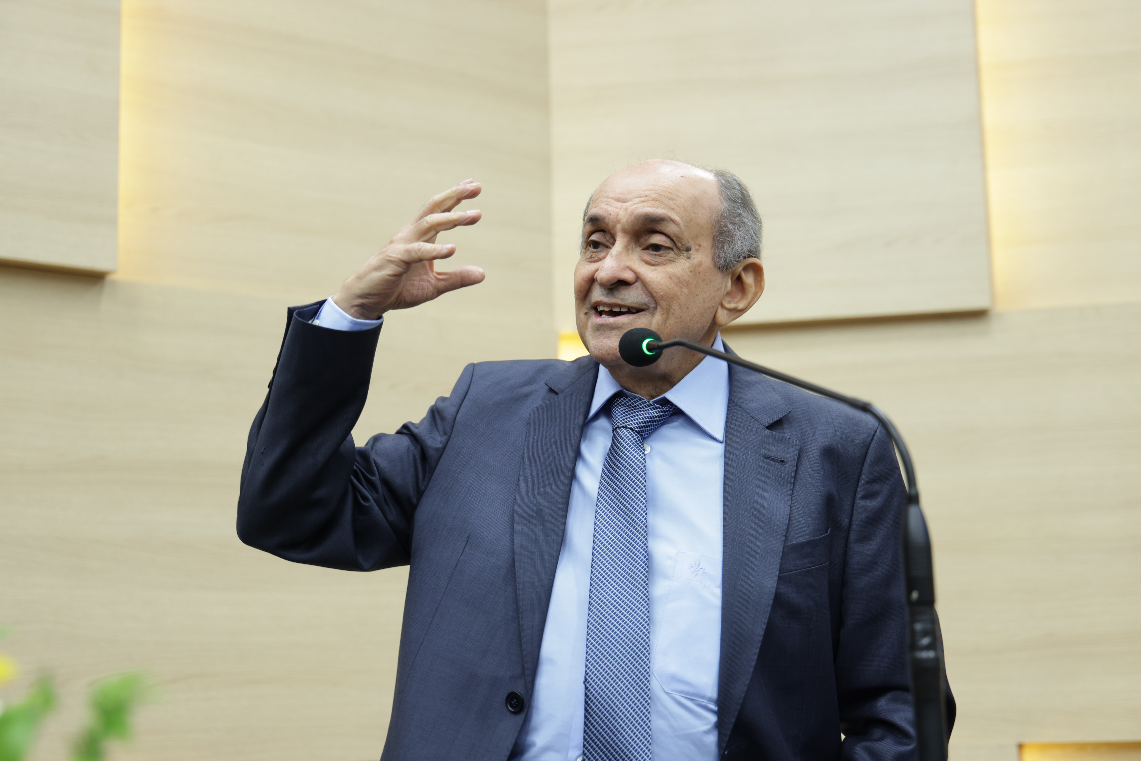SESSÃO SOLENE TÍTULO DE CIDADANIA AO MÉDICO FRANCISCO PEDROSA (22).jpg