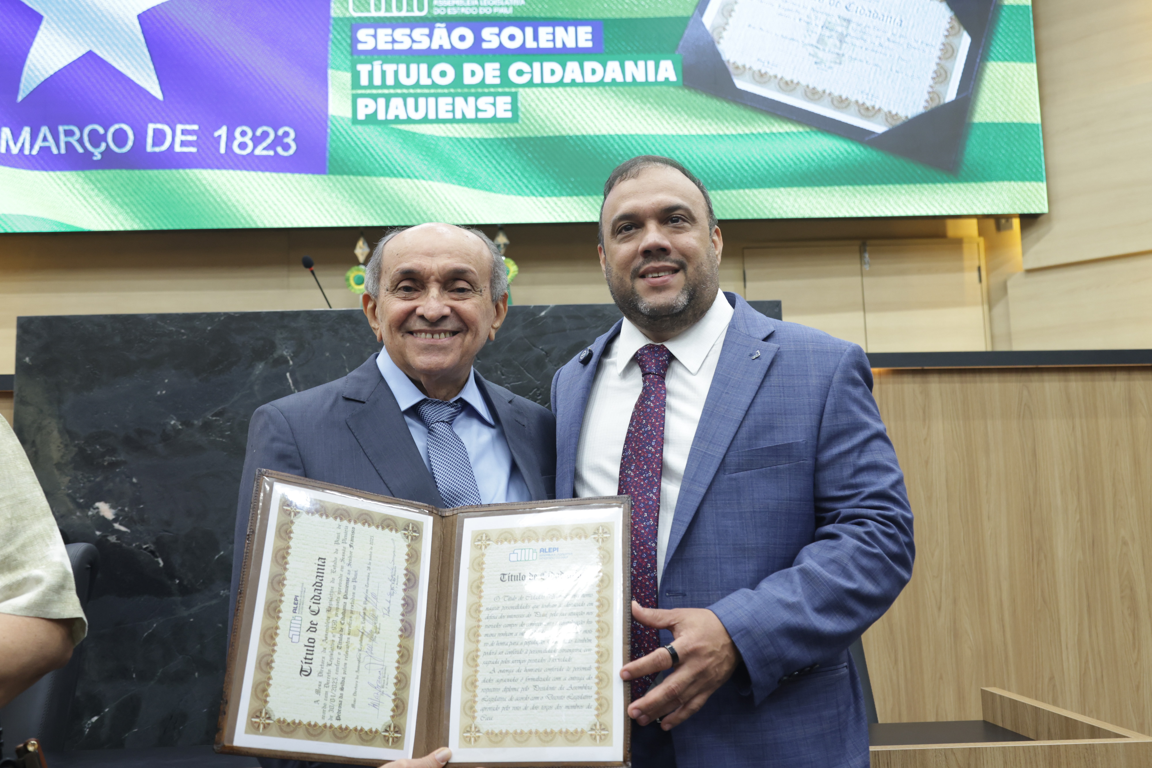 SESSÃO SOLENE TÍTULO DE CIDADANIA AO MÉDICO FRANCISCO PEDROSA (25).jpg