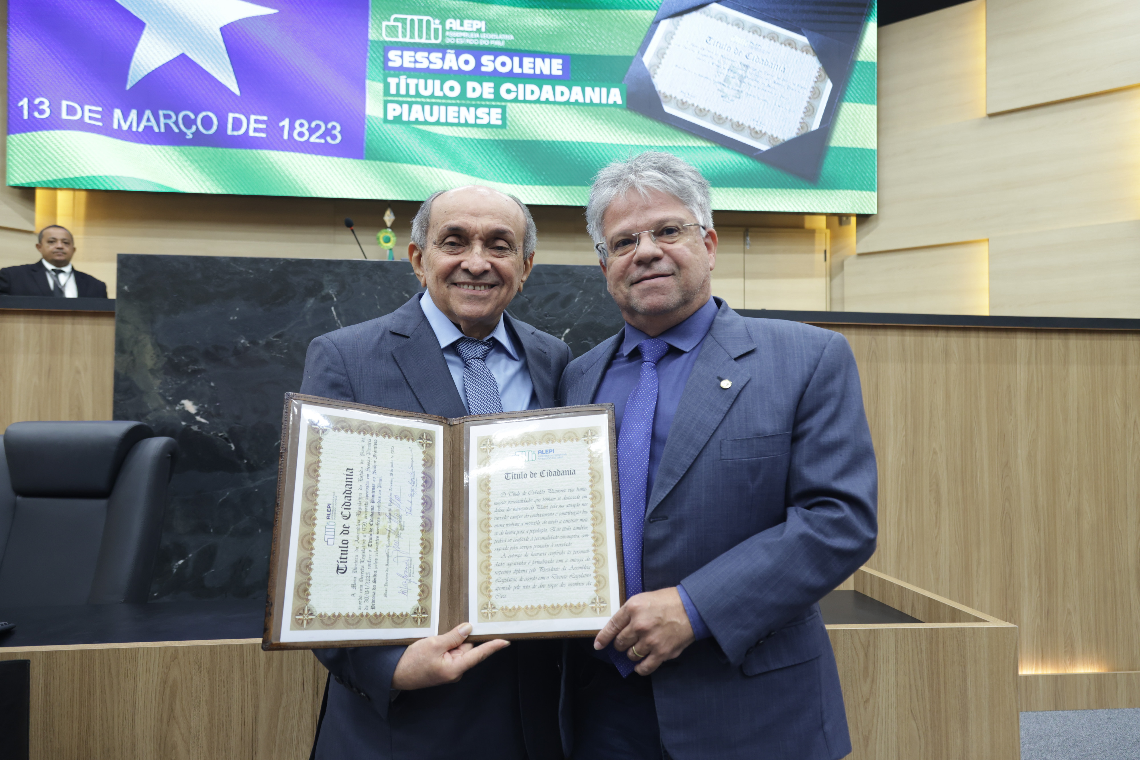 SESSÃO SOLENE TÍTULO DE CIDADANIA AO MÉDICO FRANCISCO PEDROSA (26).jpg