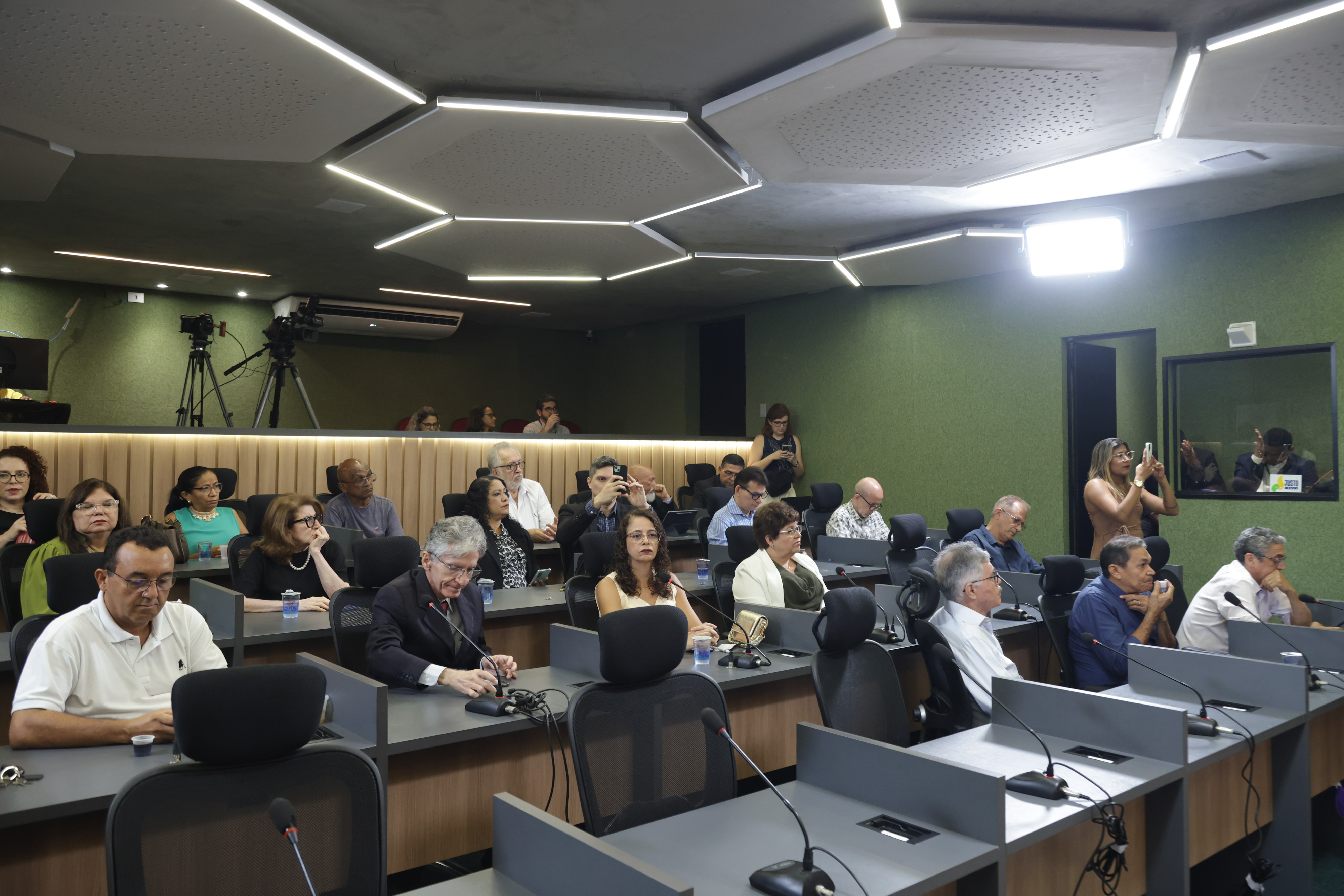 SESSÃO SOLENE EM HOMENAGEM AO CENTENÁRIO DE CLÓVIS STEIGER DE ASSIS MOURA (1).jpg