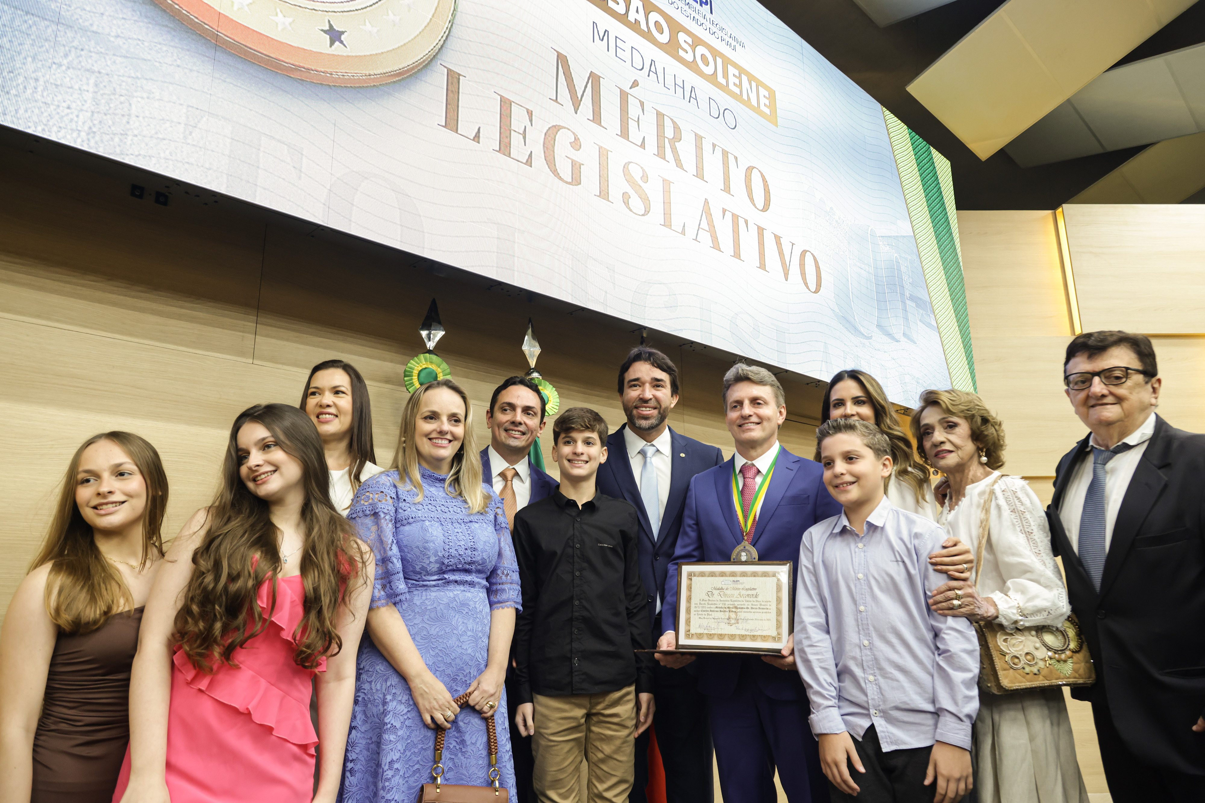 SESSÃO SOLENE MEDALHA DO MÉRITO LEGISLATIVO AO DR CHARLLES ANDERSON BOMFIM VELOSO (1).jpg