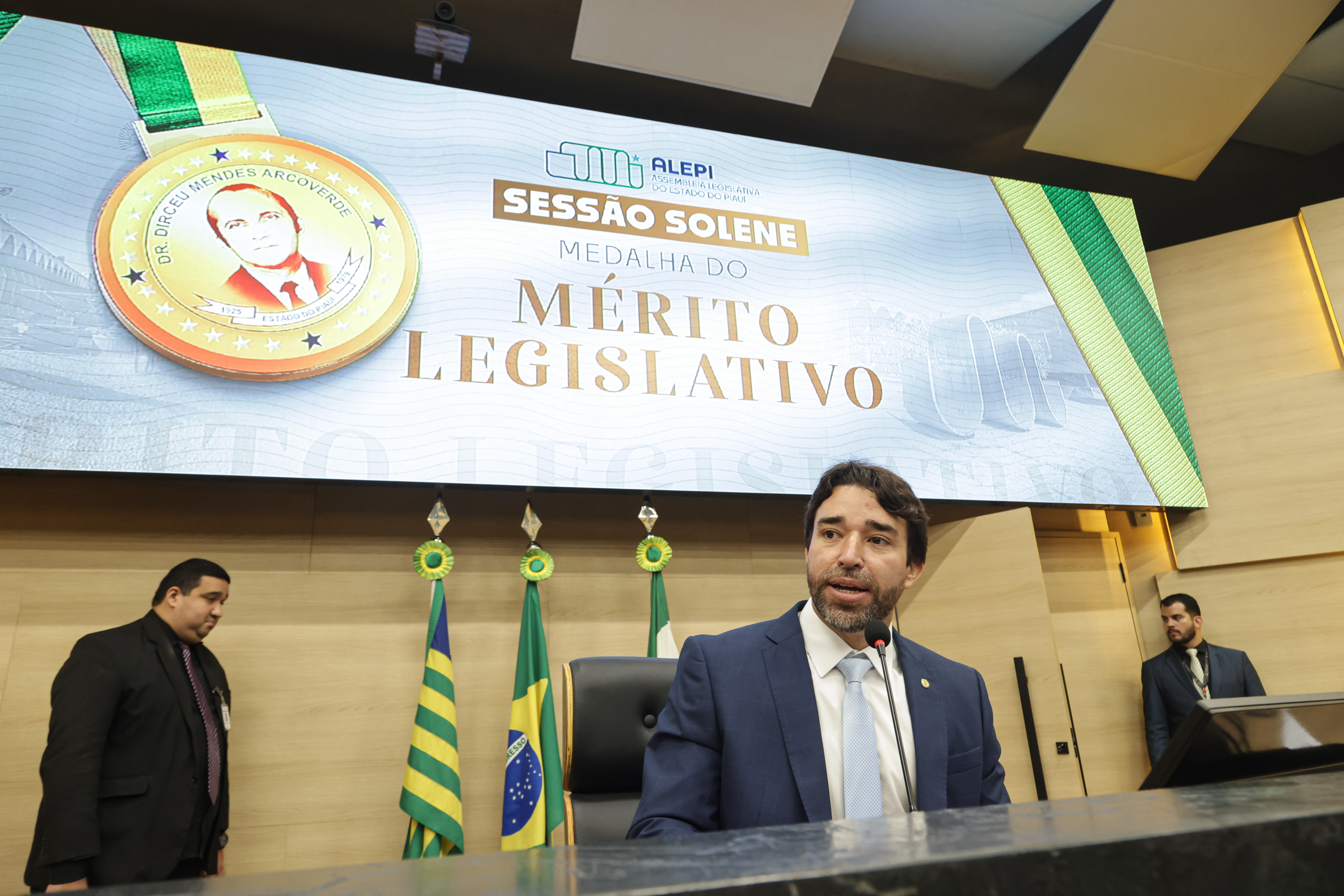 SESSÃO SOLENE MEDALHA DO MÉRITO LEGISLATIVO AO DR CHARLLES ANDERSON BOMFIM VELOSO (11).jpg
