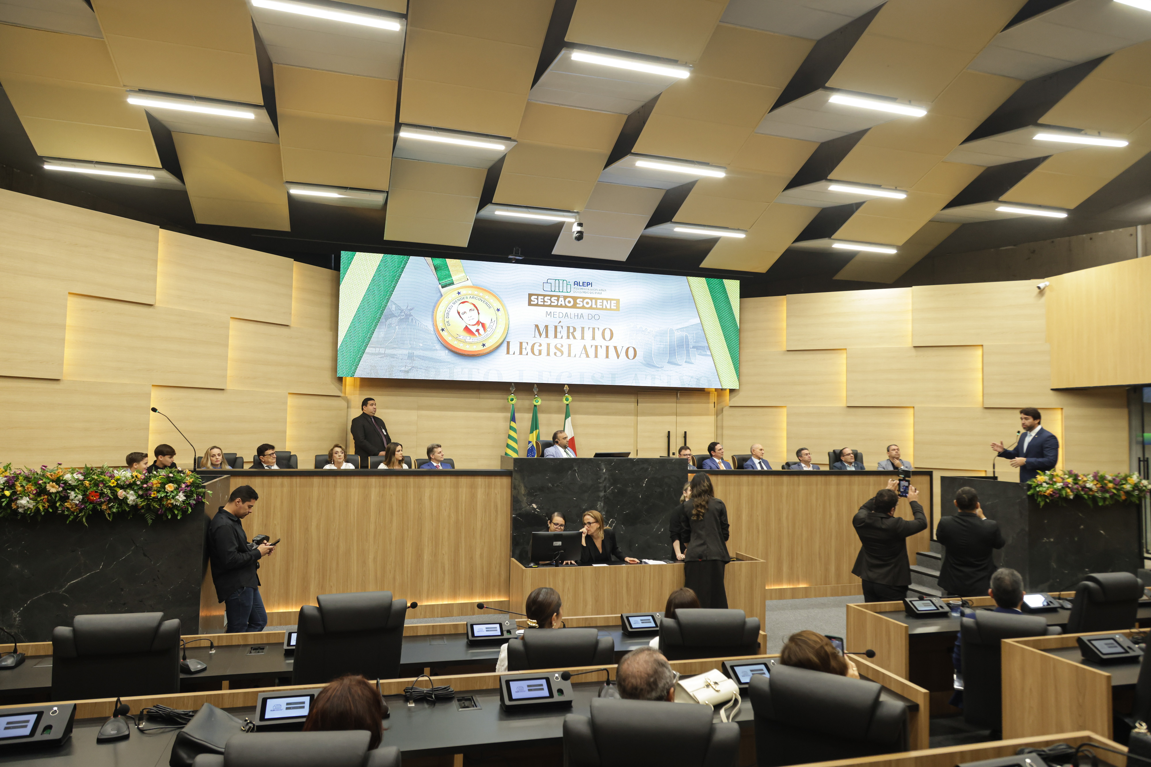 SESSÃO SOLENE MEDALHA DO MÉRITO LEGISLATIVO AO DR CHARLLES ANDERSON BOMFIM VELOSO (14).jpg