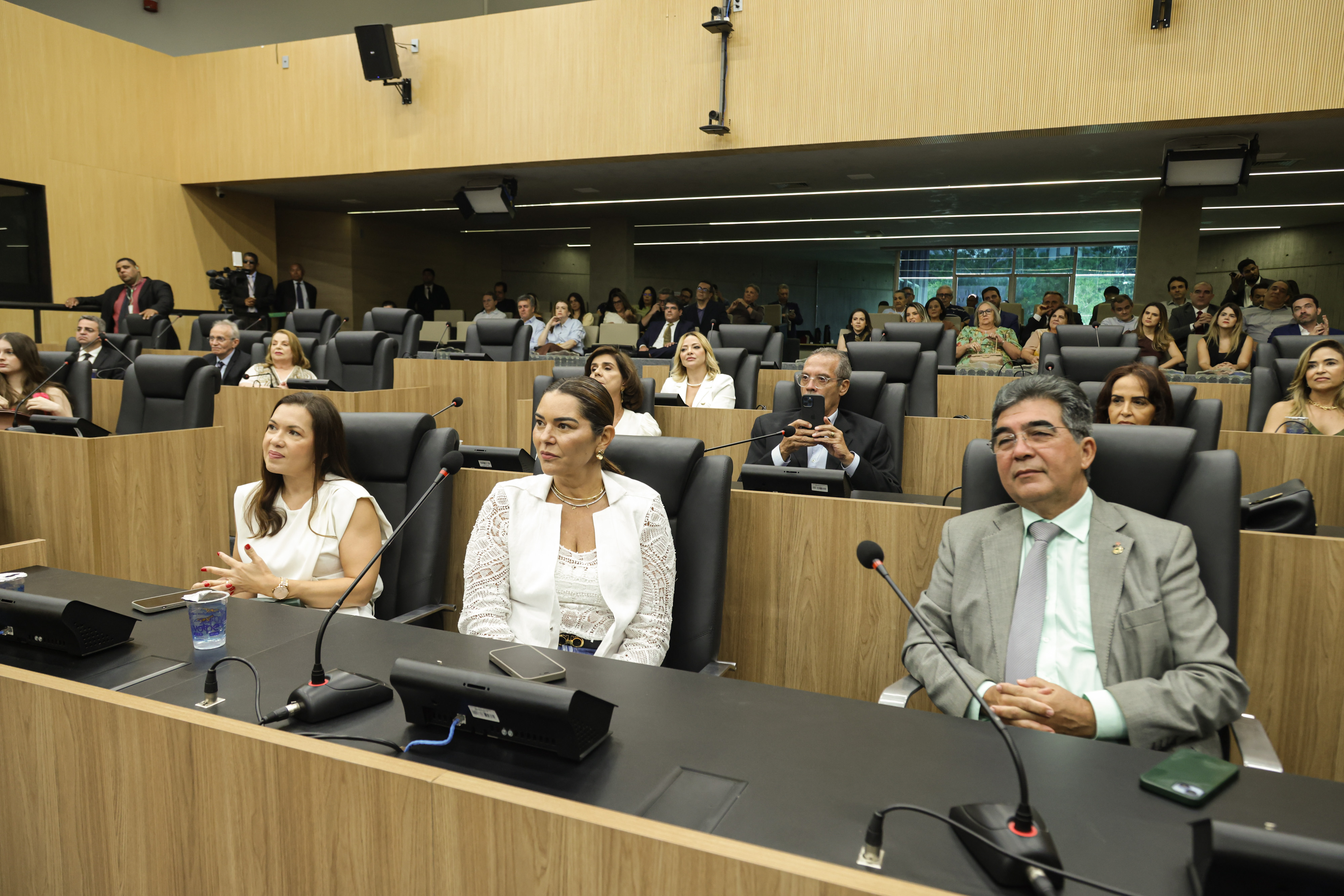 SESSÃO SOLENE MEDALHA DO MÉRITO LEGISLATIVO AO DR CHARLLES ANDERSON BOMFIM VELOSO (2).jpg