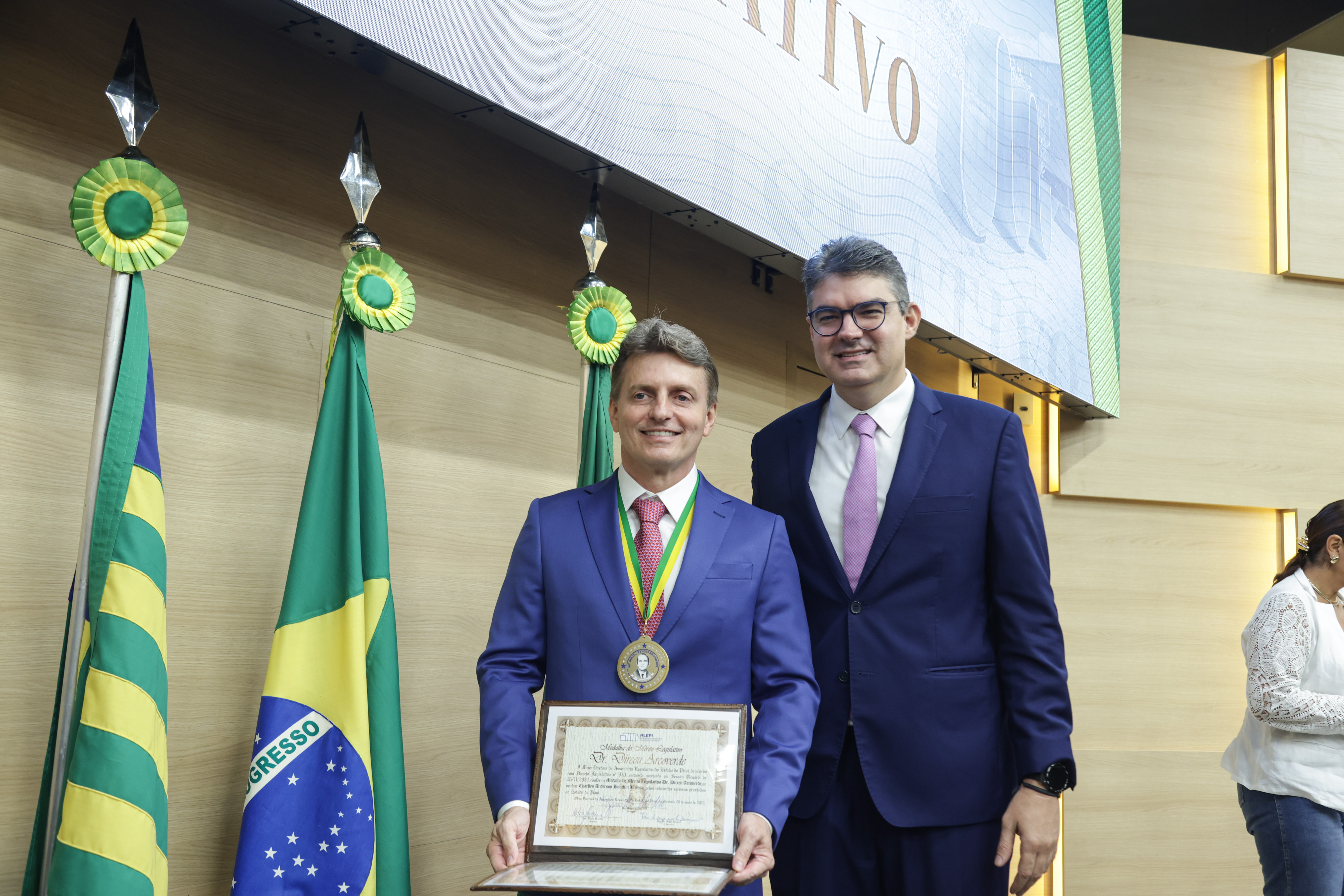 SESSÃO SOLENE MEDALHA DO MÉRITO LEGISLATIVO AO DR CHARLLES ANDERSON BOMFIM VELOSO.jpg
