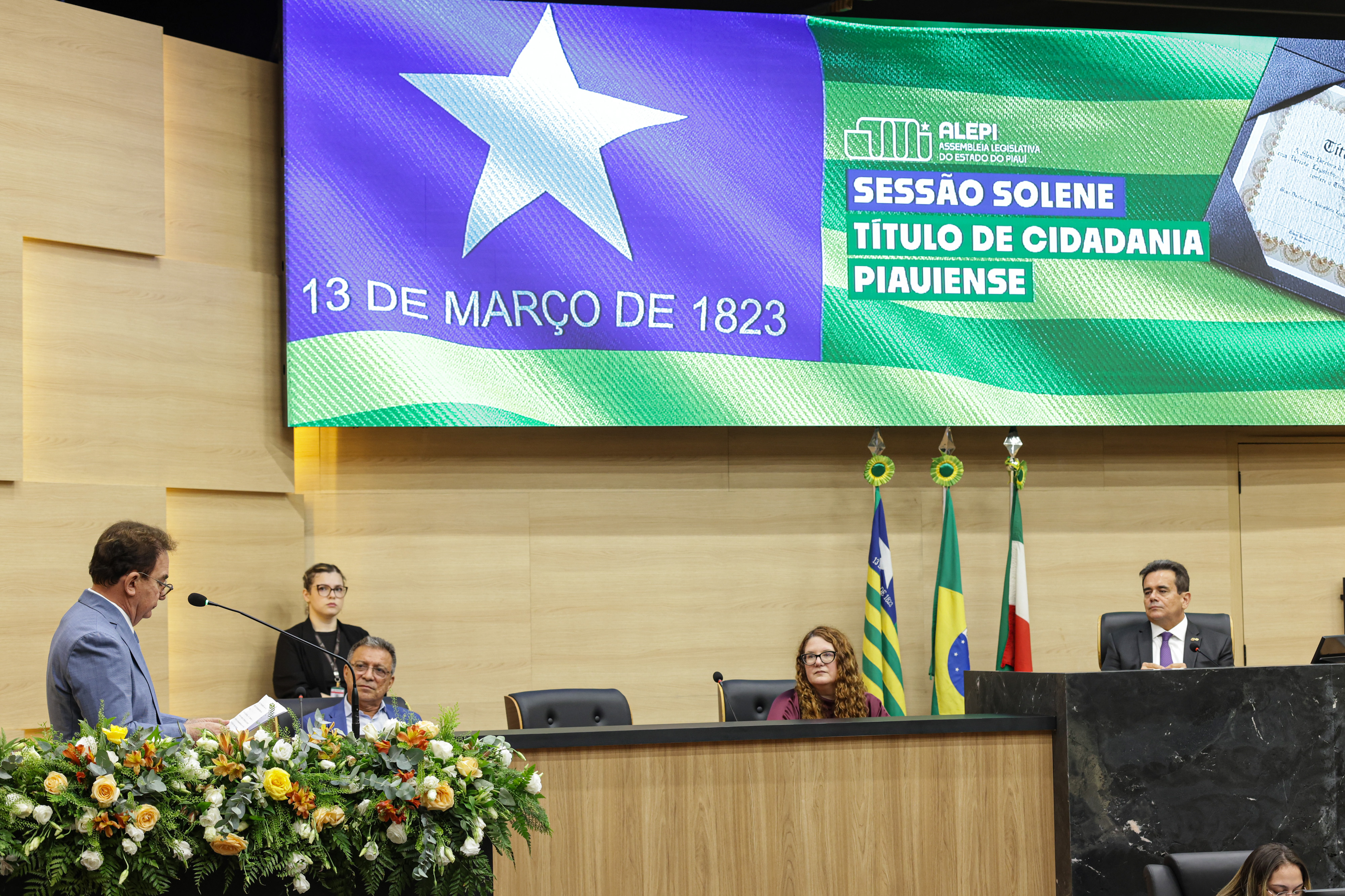 SESSÃO SOLENE  TÍTULO DE CIDADANIA AO SENHOR MANOEL CARDOSO LINHARES E À SENHORA CARINA THOMAZ CAMARA    (17).jpg