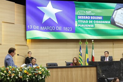 SESSÃO SOLENE TÍTULO DE CIDADANIA AO SENHOR MANOEL CARDOSO LINHARES E À SENHORA CARINA THOMAZ CAMARA (17).jpg SESSÃO SOLENE TÍTULO DE CIDADANIA AO SENHOR MANOEL CARDOSO LINHARES E À SENHORA CARINA THOMAZ CAMARA (17).jpg