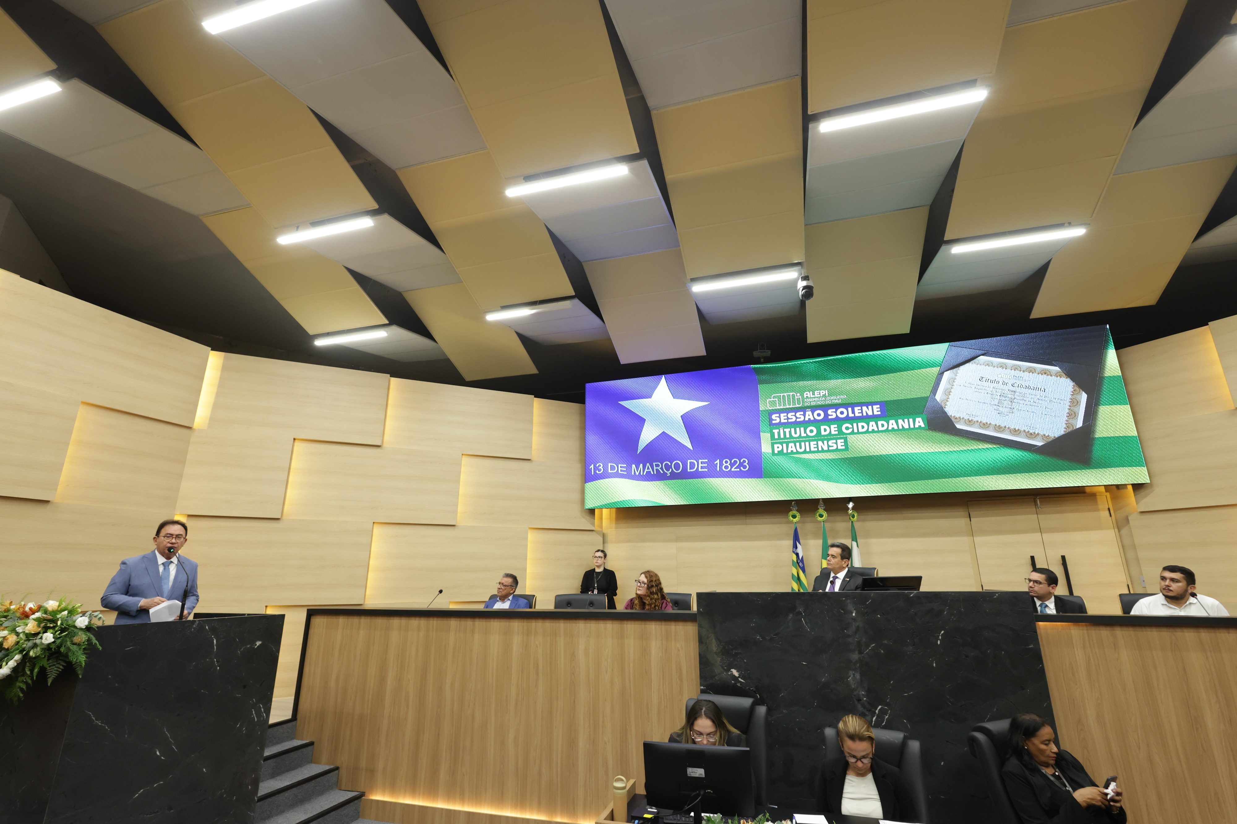 SESSÃO SOLENE  TÍTULO DE CIDADANIA AO SENHOR MANOEL CARDOSO LINHARES E À SENHORA CARINA THOMAZ CAMARA    (18).jpg