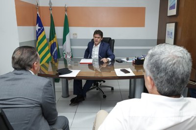 REUNIÃO  COM OS SECRETÁRIOS DE FAZENDA EMÍLIO JUNIOR E DE PLANEJAMENTO WASHINGTON BONFIM (1).jpg