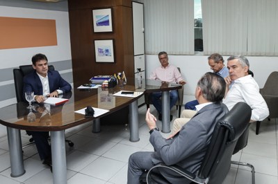REUNIÃO  COM OS SECRETÁRIOS DE FAZENDA EMÍLIO JUNIOR E DE PLANEJAMENTO WASHINGTON BONFIM (2).jpg