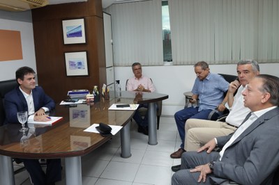REUNIÃO  COM OS SECRETÁRIOS DE FAZENDA EMÍLIO JUNIOR E DE PLANEJAMENTO WASHINGTON BONFIM (3).jpg