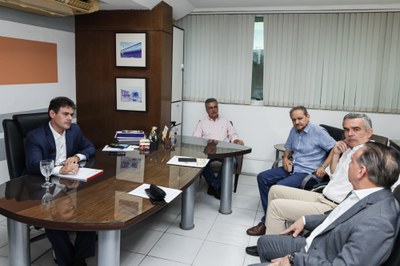REUNIÃO  COM OS SECRETÁRIOS DE FAZENDA EMÍLIO JUNIOR E DE PLANEJAMENTO WASHINGTON BONFIM (4).jpg