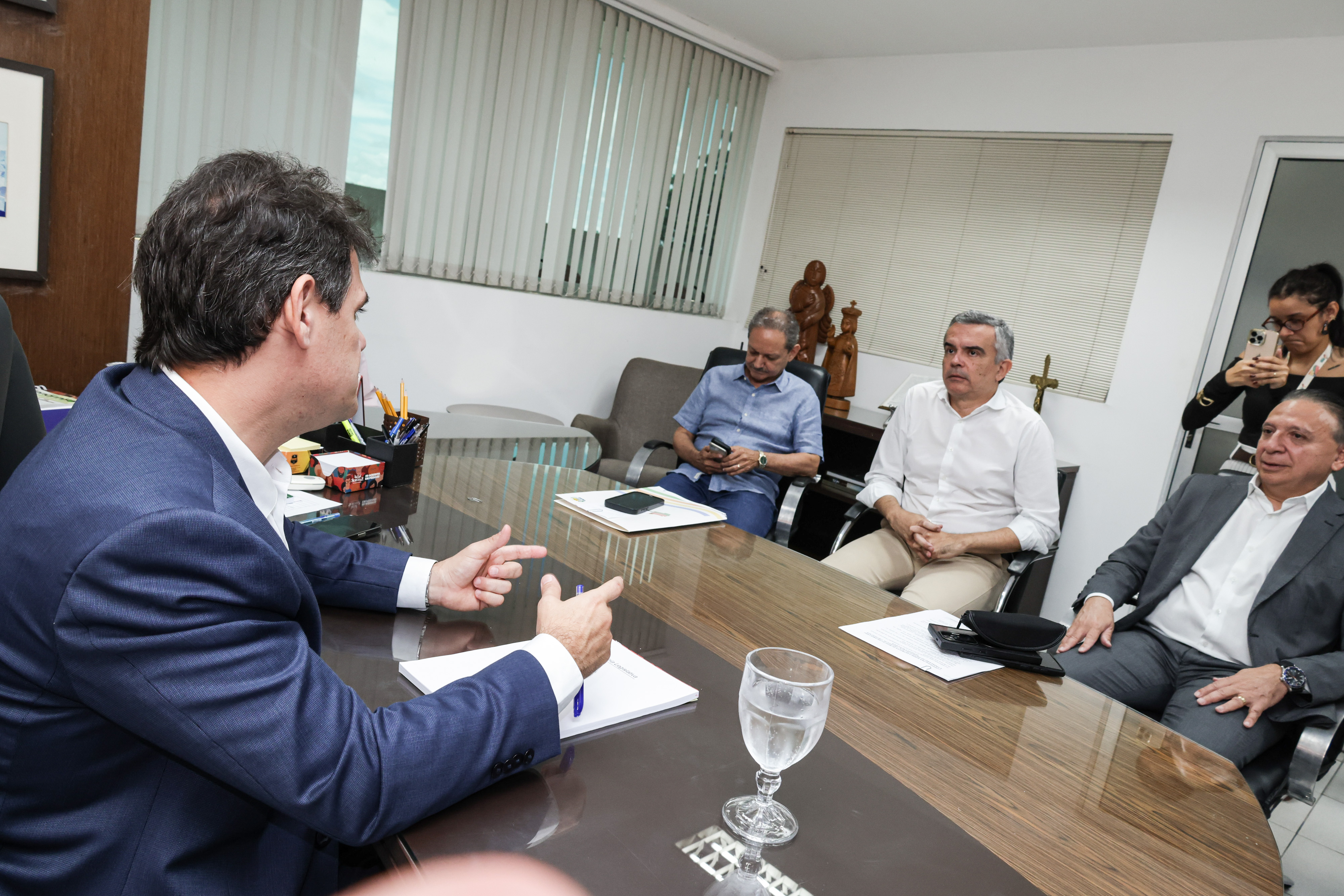 REUNIÃO  COM OS SECRETÁRIOS DE FAZENDA EMÍLIO JUNIOR E DE PLANEJAMENTO WASHINGTON BONFIM (5).jpg