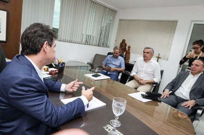 REUNIÃO  COM OS SECRETÁRIOS DE FAZENDA EMÍLIO JUNIOR E DE PLANEJAMENTO WASHINGTON BONFIM (5).jpg