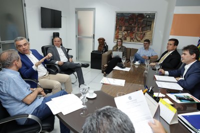 REUNIÃO  COM OS SECRETÁRIOS DE FAZENDA EMÍLIO JUNIOR E DE PLANEJAMENTO WASHINGTON BONFIM (7).jpg