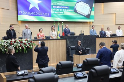 CONCESSÃO DE TÍTULO DE CIDADANIA PIAUIENSE A PROMOTORA ÁUREA EMÍLIA BEZERRA MADRUGA (18).jpeg