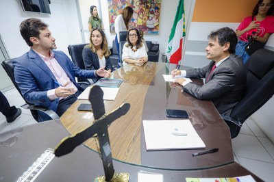 REUNIÃO COM A PRIMEIRA DAMA ISABEL FONTELES E O PRESIDENTE DA ALEPI SEVVERO EULÁLIO (2).jpg