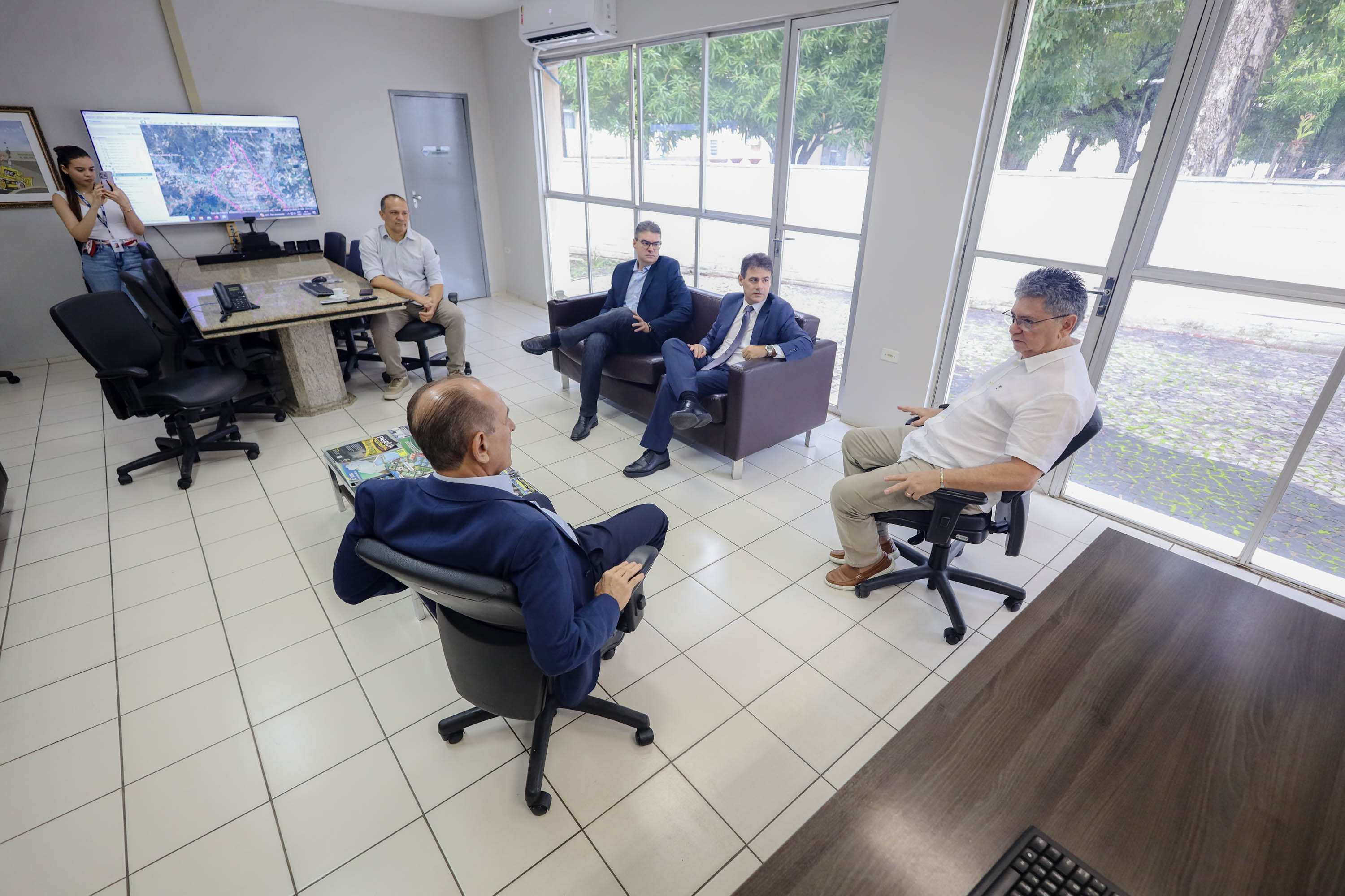 REUNIÃO DO PRESIDENTE DA ALEPI DEP SEVERO EULÁLIO JUNTO COM O SENADOR MARCELO CASTRO COM O SUPERINTENDENDNTE DO DNIT JOSÉ RIBAMAR BASTOS (2).jpg