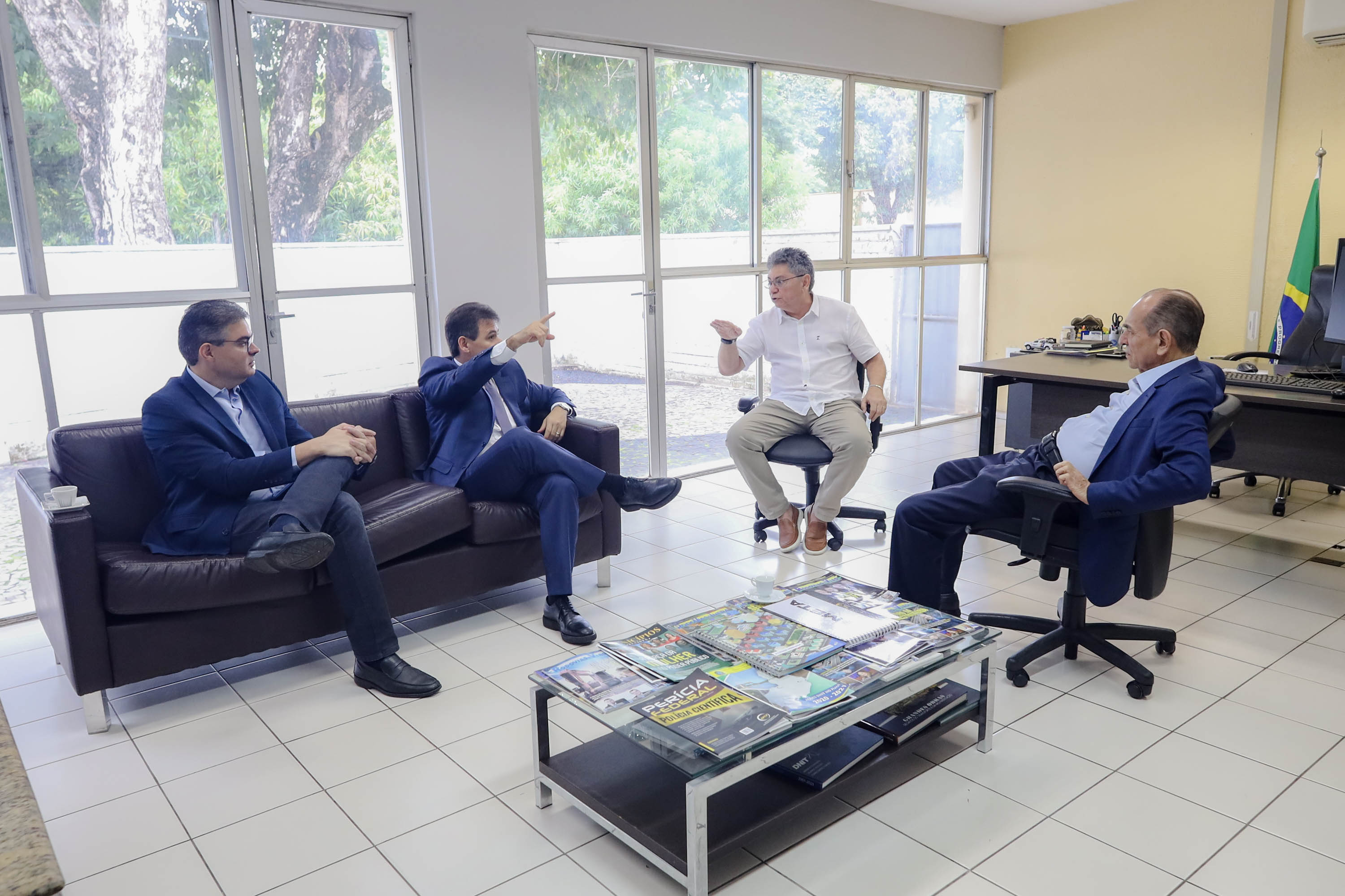 REUNIÃO DO PRESIDENTE DA ALEPI DEP SEVERO EULÁLIO JUNTO COM O SENADOR MARCELO CASTRO COM O SUPERINTENDENDNTE DO DNIT JOSÉ RIBAMAR BASTOS (5).jpg