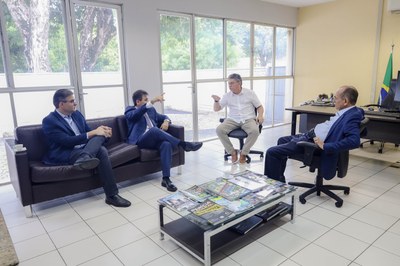 REUNIÃO DO PRESIDENTE DA ALEPI DEP SEVERO EULÁLIO JUNTO COM O SENADOR MARCELO CASTRO COM O SUPERINTENDENDNTE DO DNIT JOSÉ RIBAMAR BASTOS (5).jpg