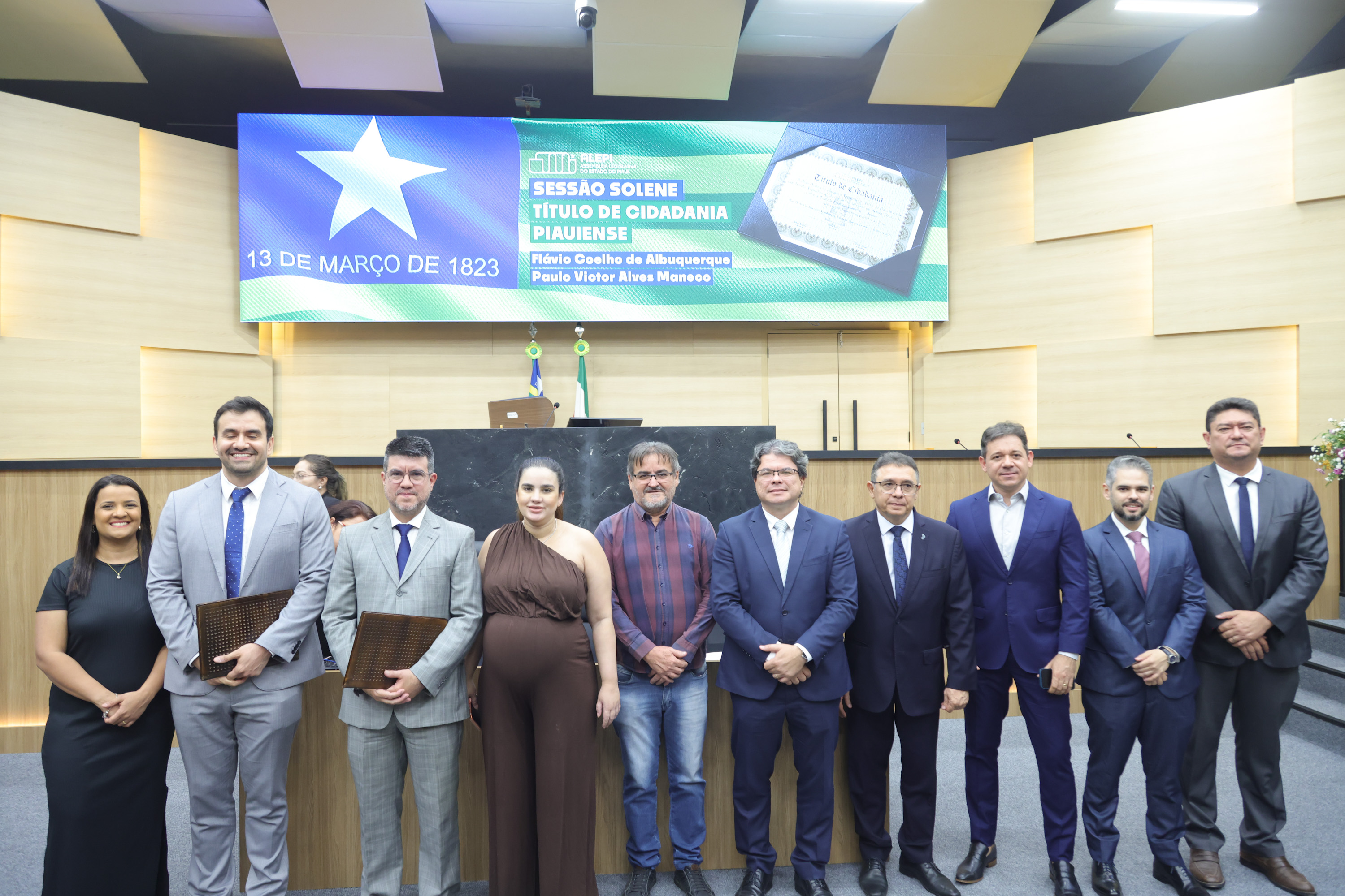 SESSAO SOLENE TITULO DE CIDADANIA AOS SRS FLAVIO COELHO DE ALBUQUERQUE  E PAULO VICTOR ALVES MANECO - FOTOS REGIS FALCÃO ASCOM ALEPI (1).jpg