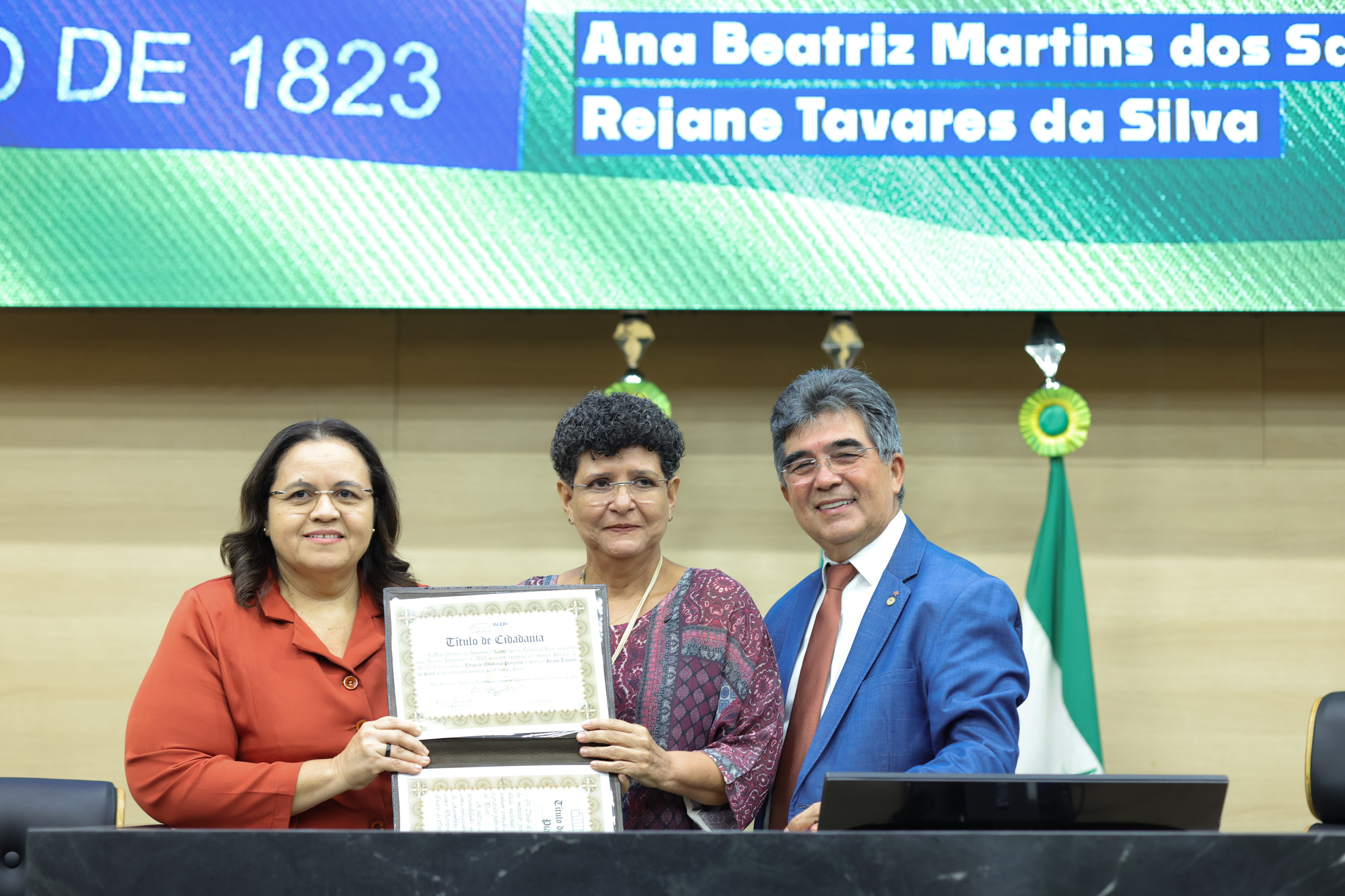 SESSÃO SOLENE TÍTULO DE CIDADANIA À REJANE TAVARES DA SILVA E À  ANA BEATRIZ MARTINS DOS SANTOS SERRAINE (22).jpg