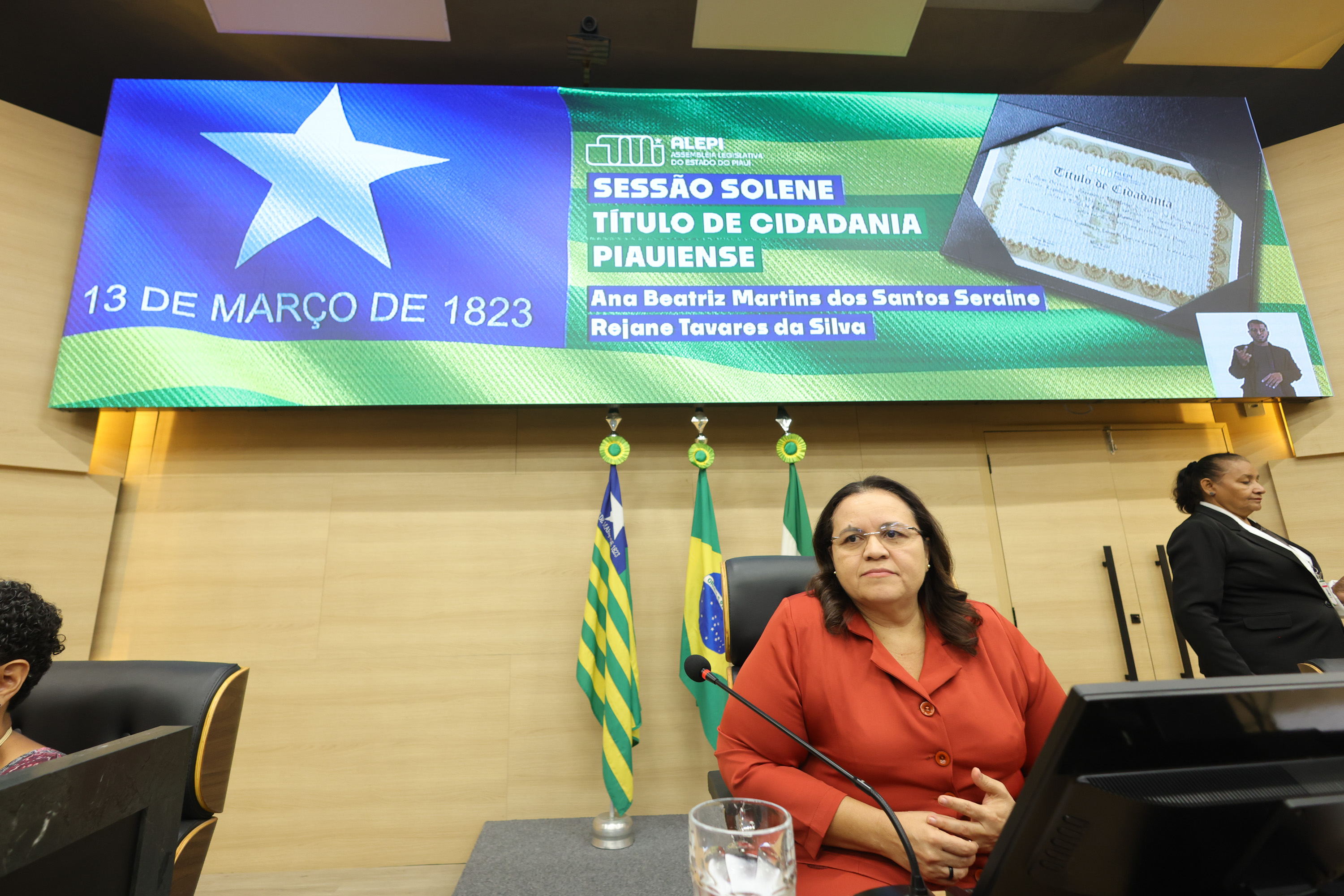 SESSÃO SOLENE TÍTULO DE CIDADANIA À REJANE TAVARES DA SILVA E À  ANA BEATRIZ MARTINS DOS SANTOS SERRAINE (25).jpg