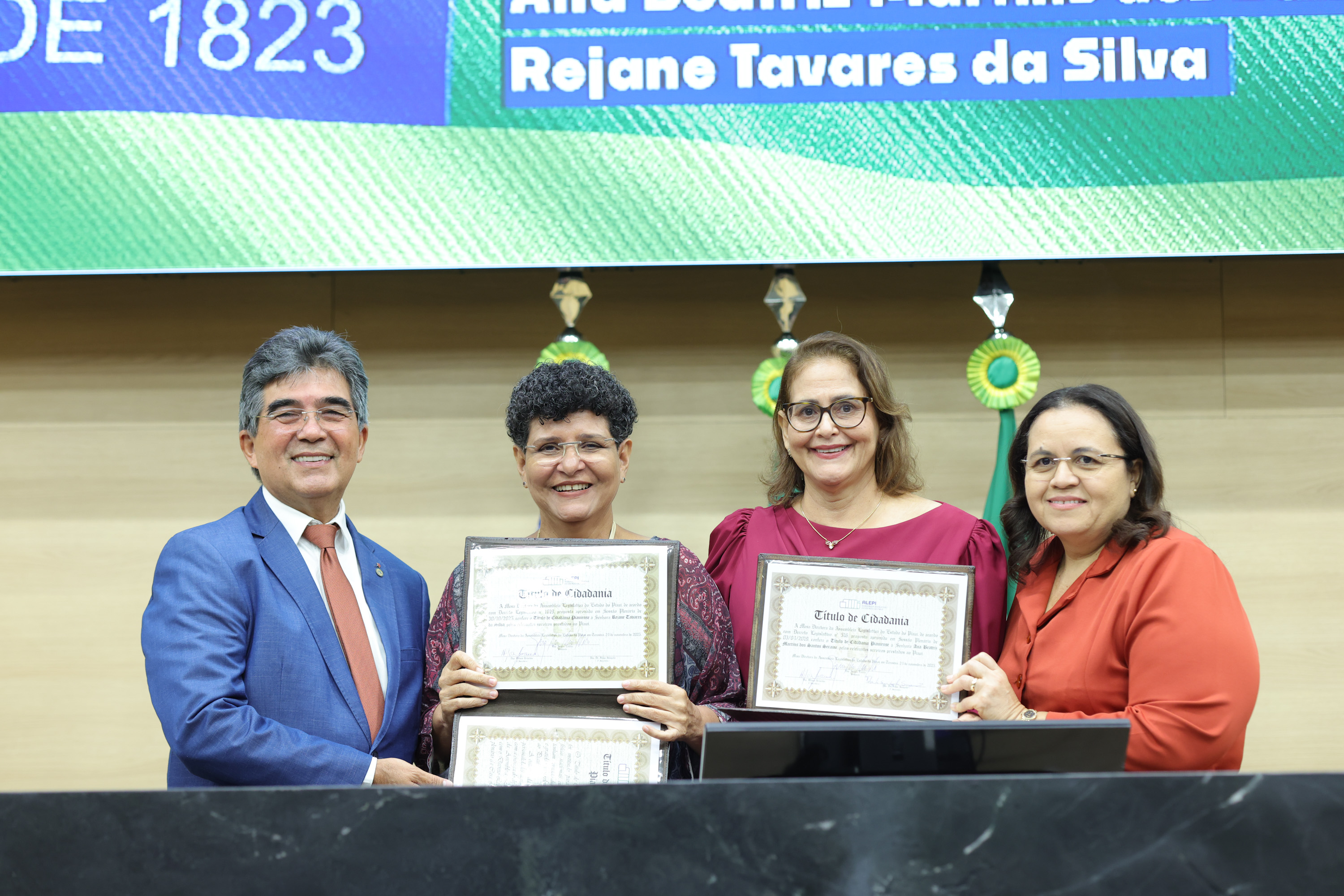 SESSÃO SOLENE TÍTULO DE CIDADANIA À REJANE TAVARES DA SILVA E À  ANA BEATRIZ MARTINS DOS SANTOS SERRAINE (28).jpg