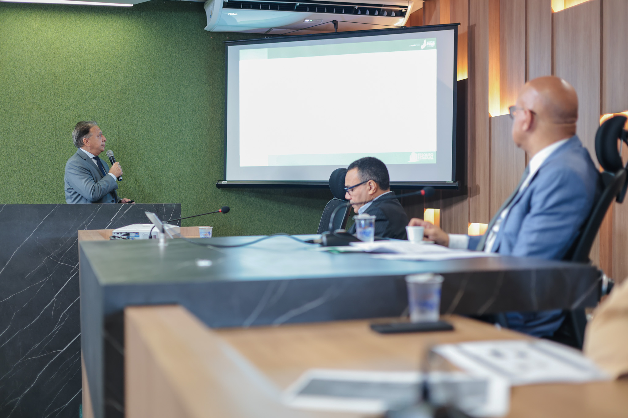 AUDIENCIA PÚBLICA COMISSÃO DE FINANÇAS APRESENTAÇÃO DO 2 QUADRIMESTRE (9).jpg