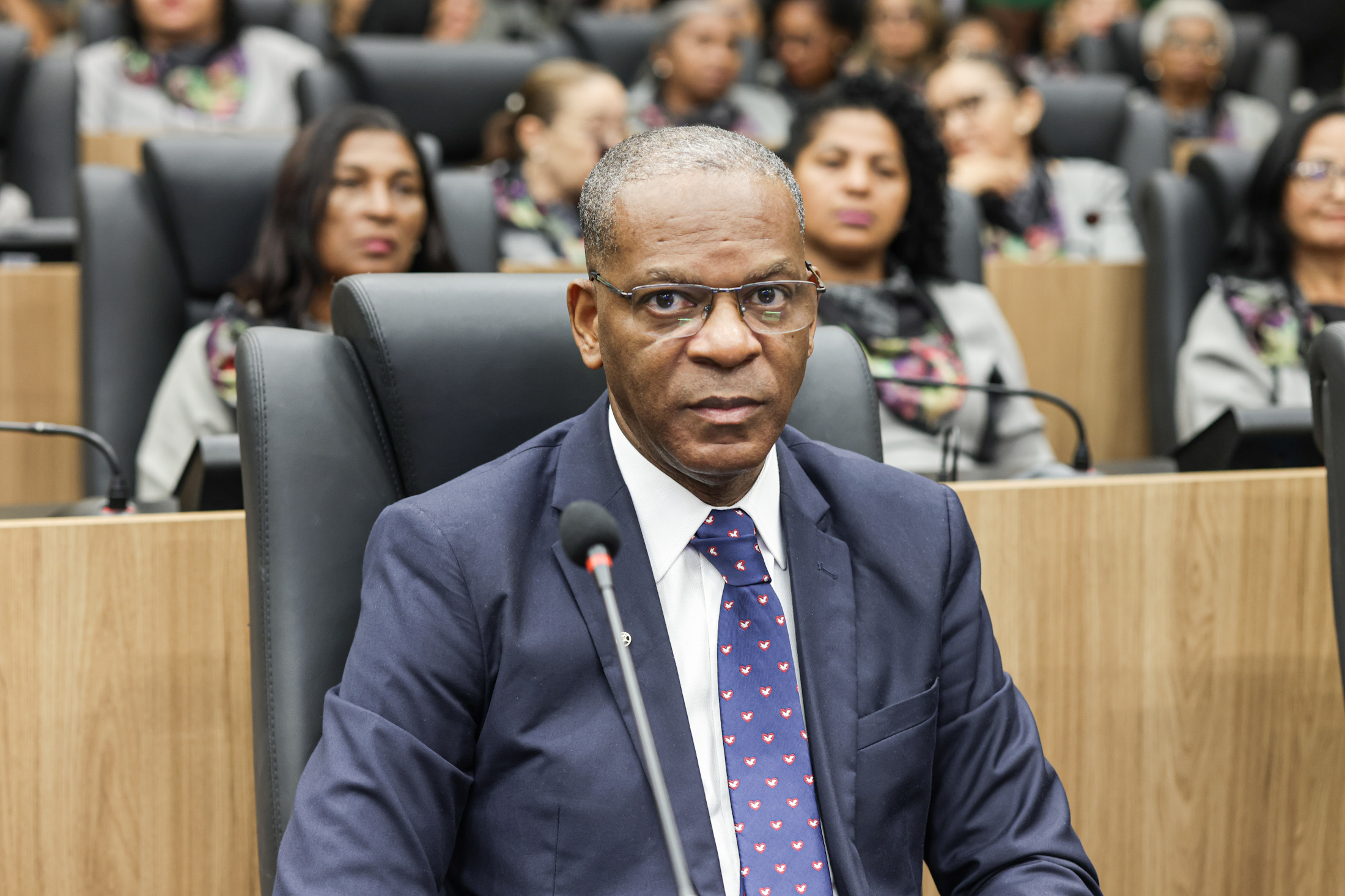 SESSÃO SOLENE PELO DIA DO OBREIRO UNIVERSAL E TÍTULO DE CIDADANIA AO BISPO HENRIQUE COSTA FABRÍCIO (1).jpg