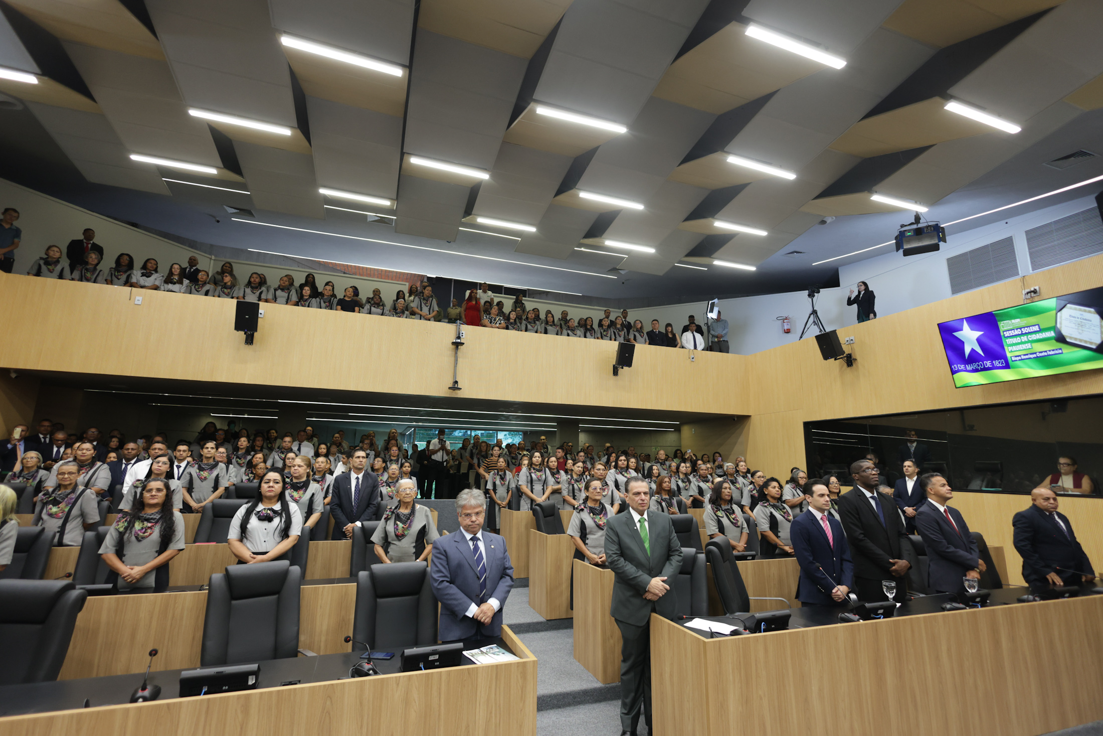 SESSÃO SOLENE PELO DIA DO OBREIRO UNIVERSAL E TÍTULO DE CIDADANIA AO BISPO HENRIQUE COSTA FABRÍCIO (14).jpg