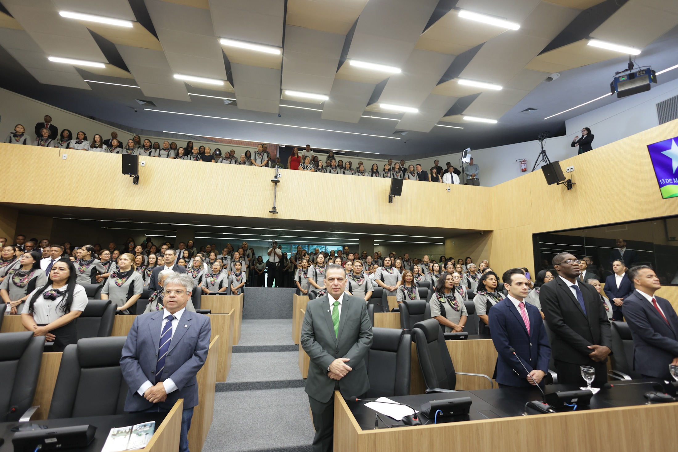 SESSÃO SOLENE PELO DIA DO OBREIRO UNIVERSAL E TÍTULO DE CIDADANIA AO BISPO HENRIQUE COSTA FABRÍCIO (15).jpg